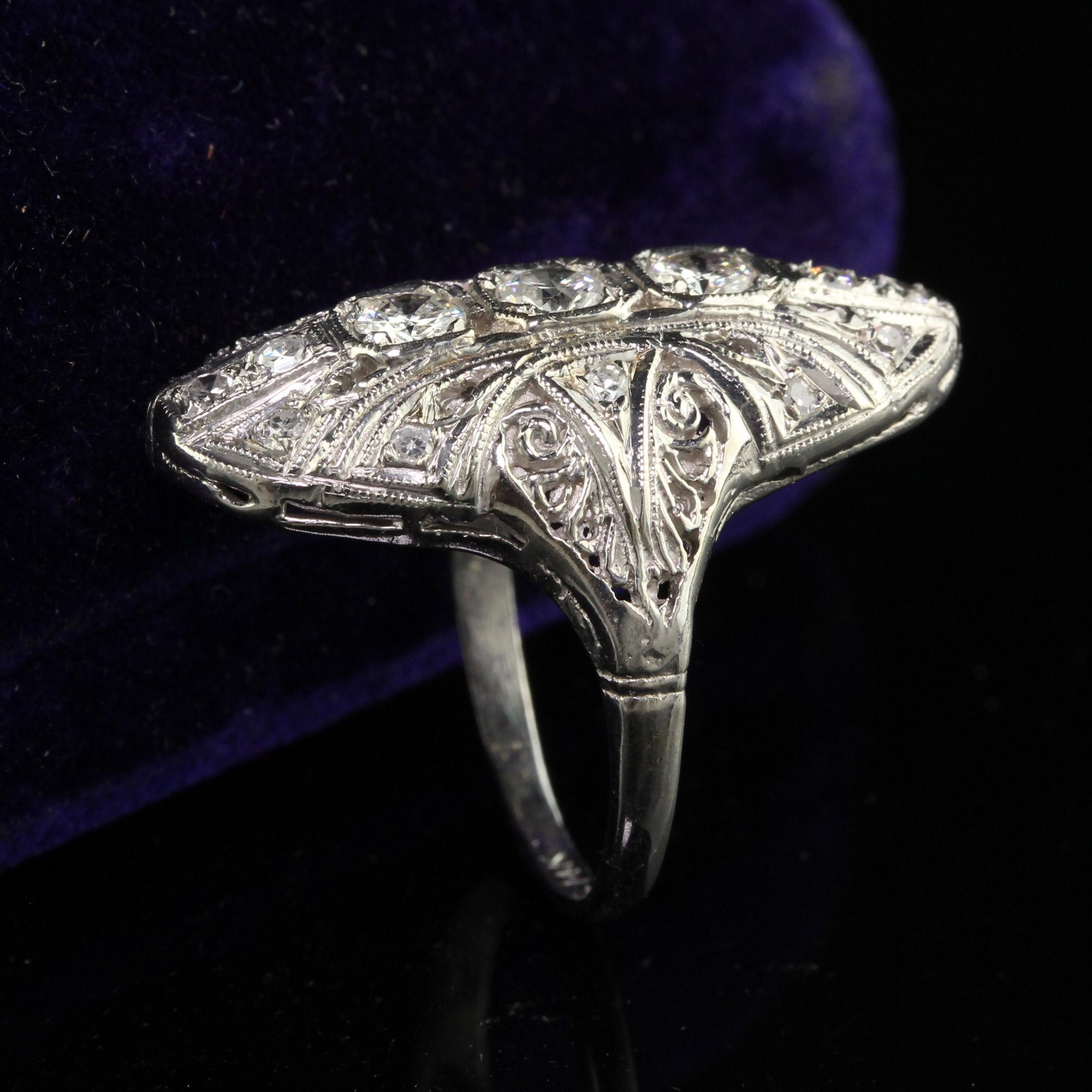 Taille ronde Bague bouclier filigrane Art déco ancienne en or blanc 14 carats avec diamants taille ancienne en vente