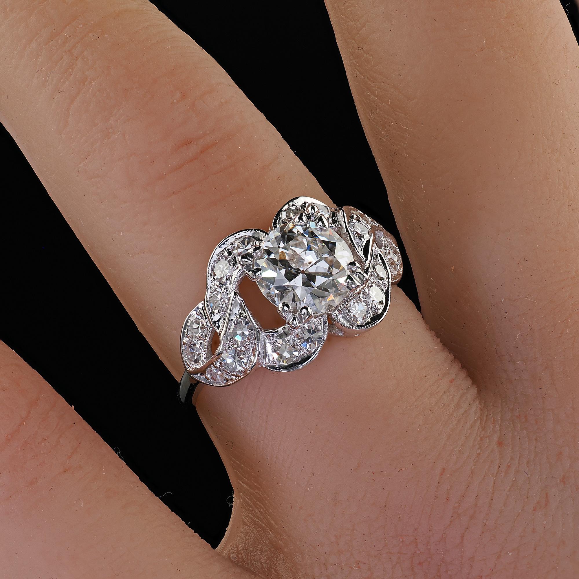 Bague de fiançailles Art déco ancienne en or blanc 14 carats avec diamants taille ancienne - GIA en vente 5