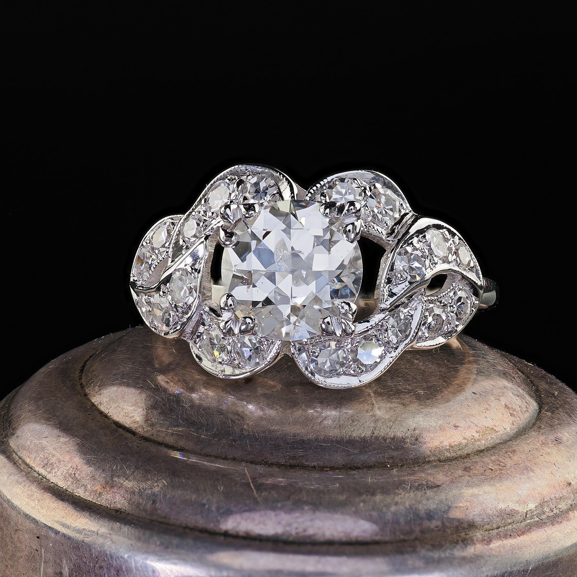 Magnifique bague de fiançailles en or blanc 14K Art Deco Old Cut Diamond Floral - GIA. Cette magnifique bague de fiançailles Art déco à diamant de taille ancienne est réalisée en or blanc 14k. La bague présente un magnifique diamant de taille