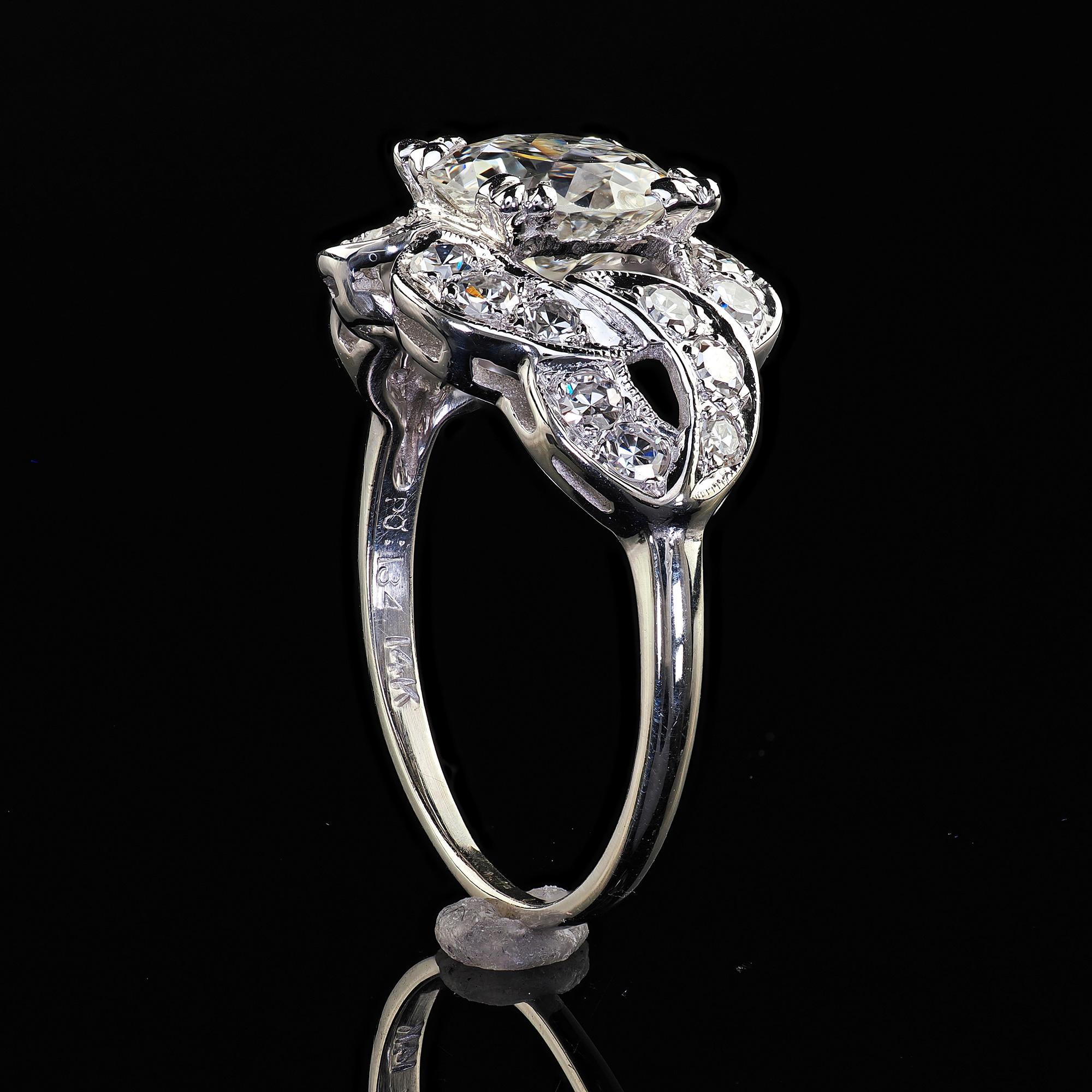 Bague de fiançailles Art déco ancienne en or blanc 14 carats avec diamants taille ancienne - GIA en vente 4