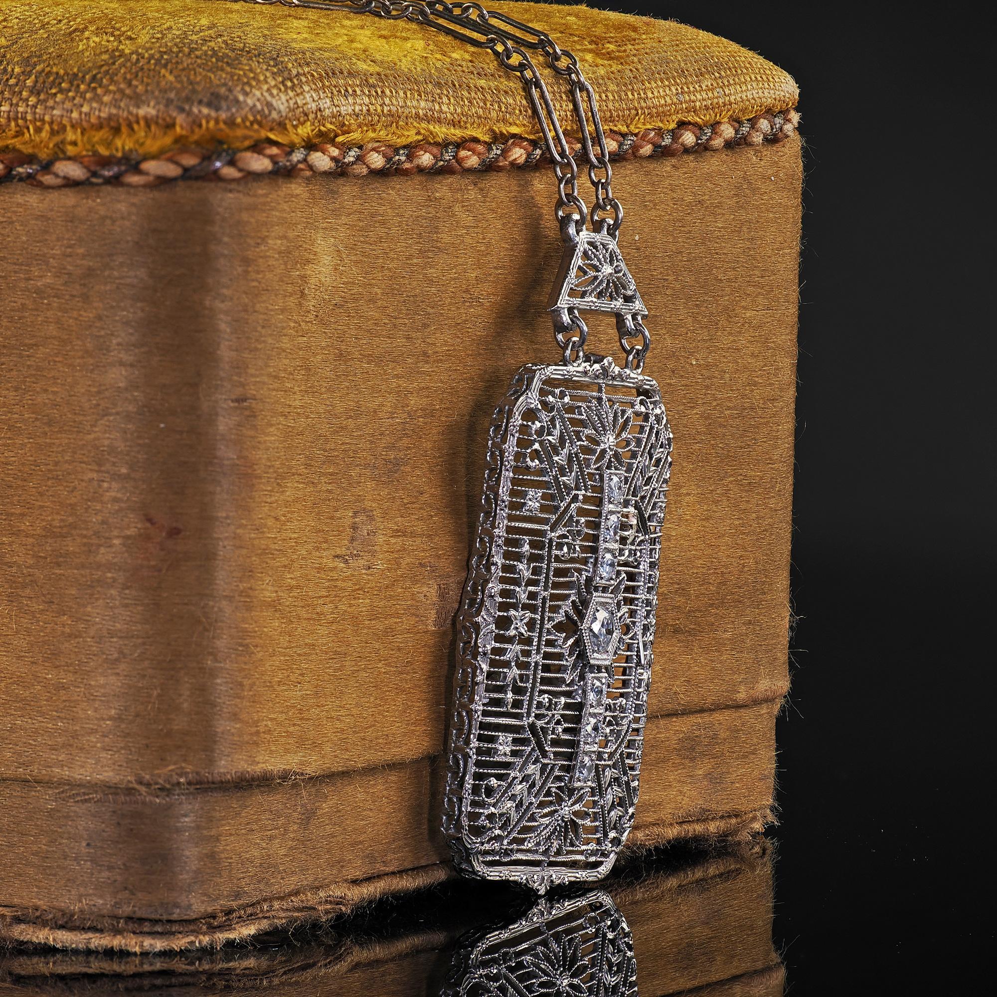 Antique Art Deco 14K White Gold Old Euro Diamond Filigree Pendant Necklace Pour femmes en vente