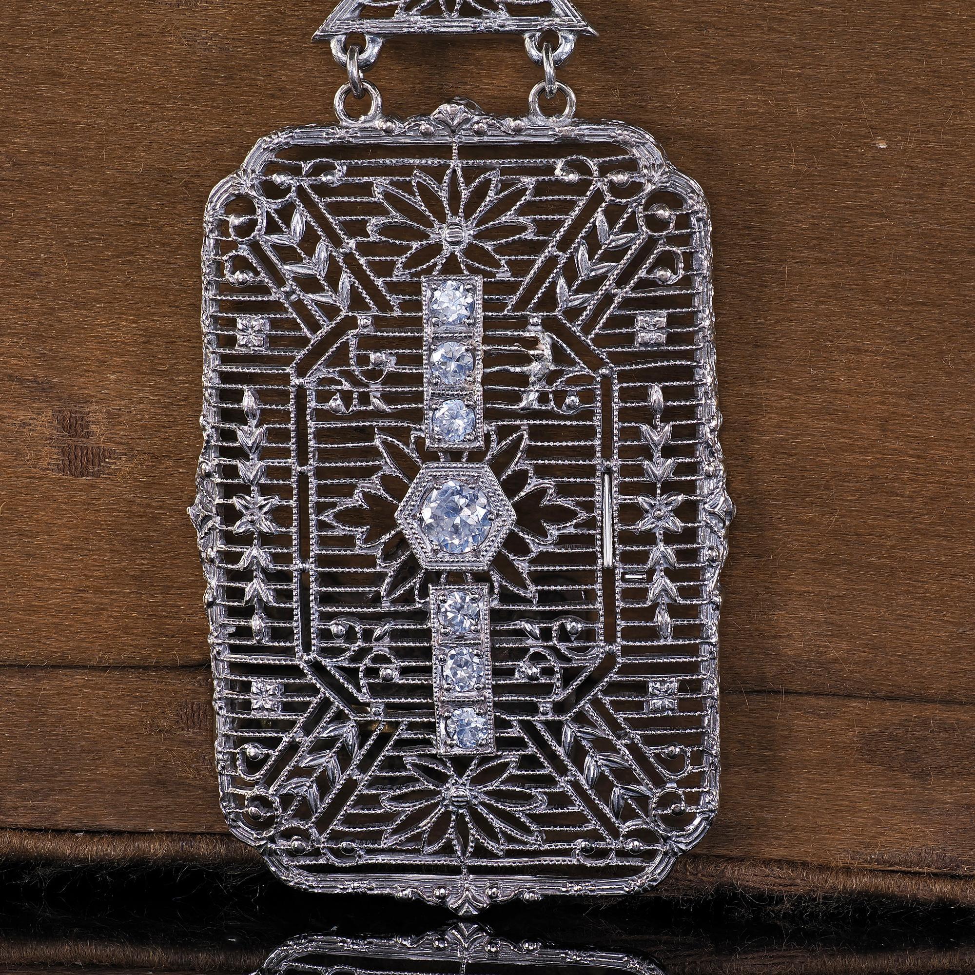 Antique Art Deco 14K White Gold Old Euro Diamond Filigree Pendant Necklace en vente 1