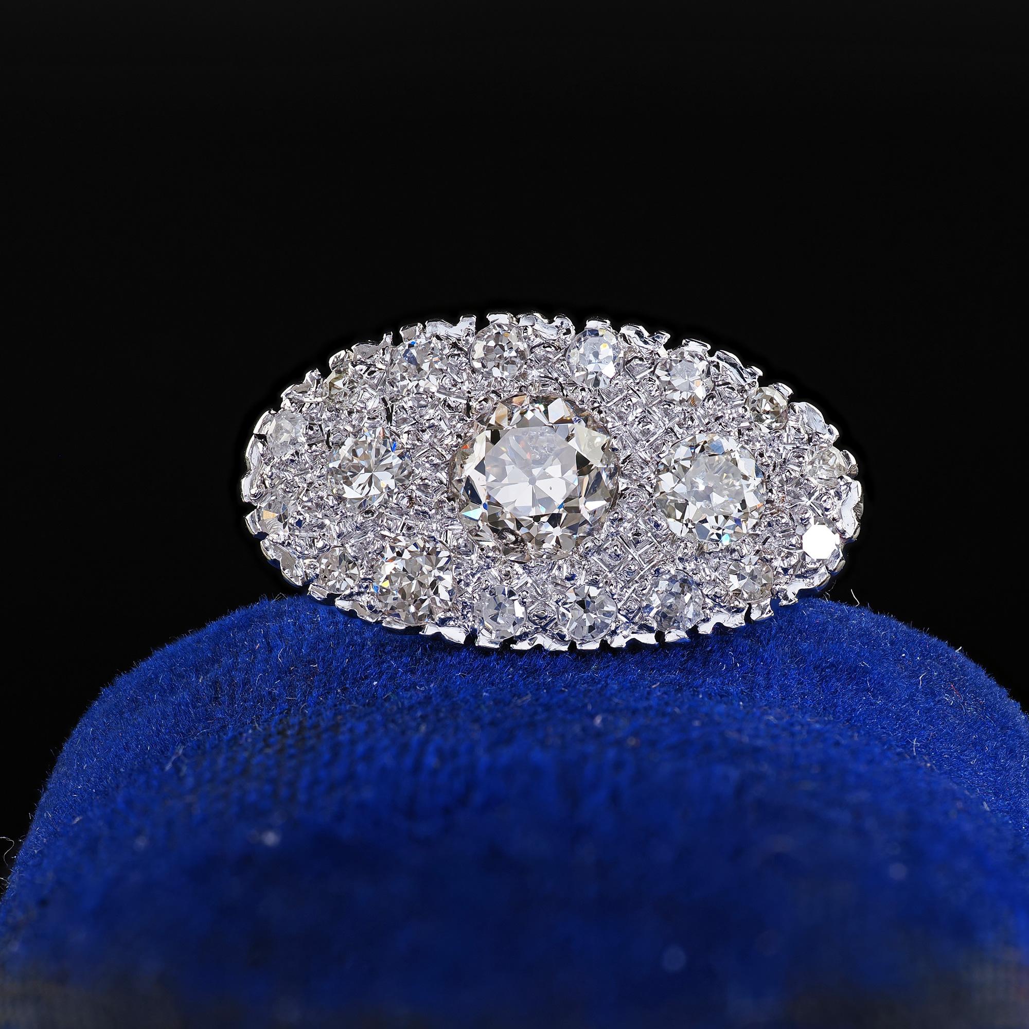 Schöne antike Art Deco 14K Weißgold Old European Diamond Cluster Saddle Ring. Dieser schöne Sattelring mit Diamanten im alten europäischen Schliff im Art-Deco-Stil ist aus 14 Karat Weißgold gefertigt. Dieser Ring besteht aus wunderschönen Diamanten