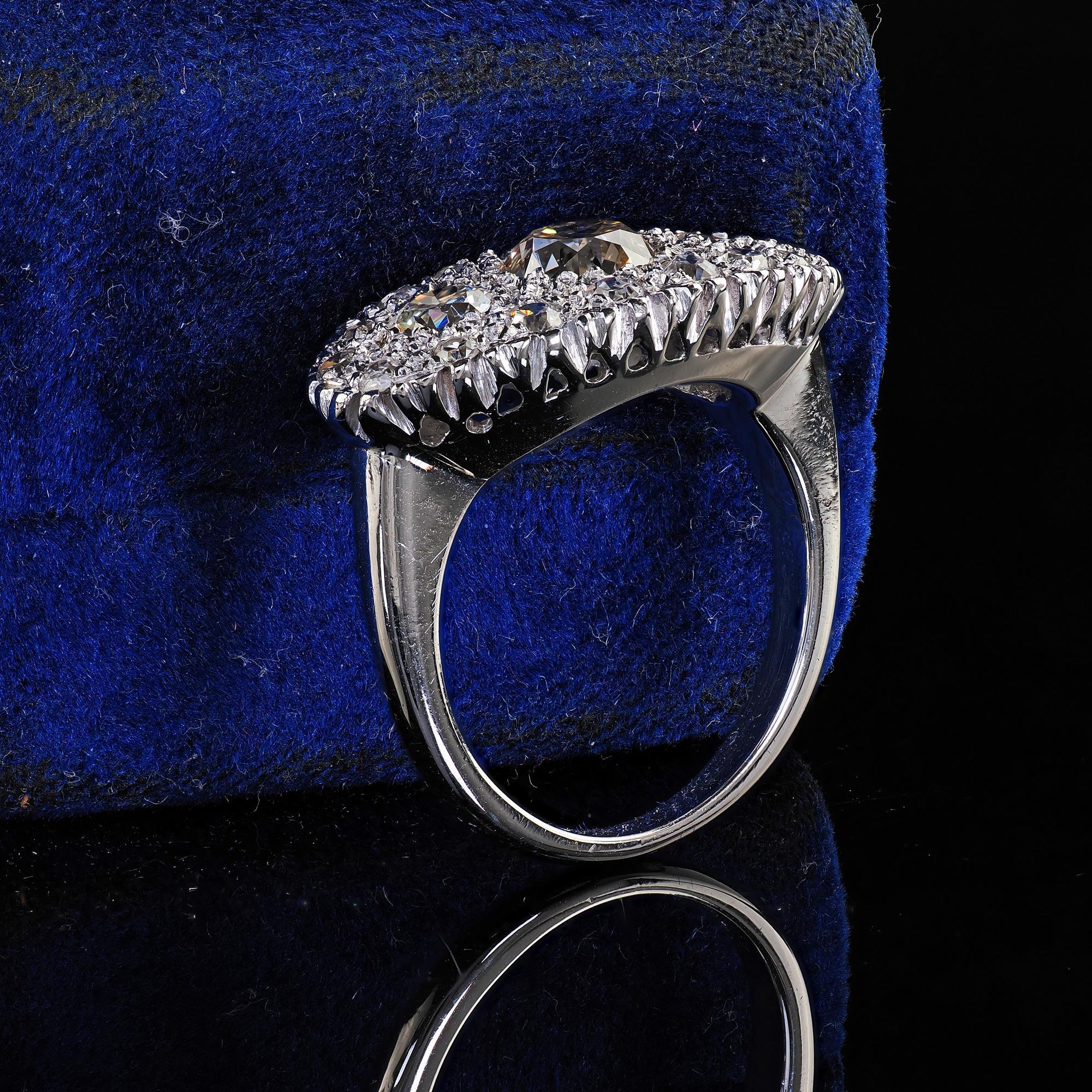 Antiker Art Deco 14K Weißgold Old European Diamond Cluster Saddle Ring (Art déco) im Angebot