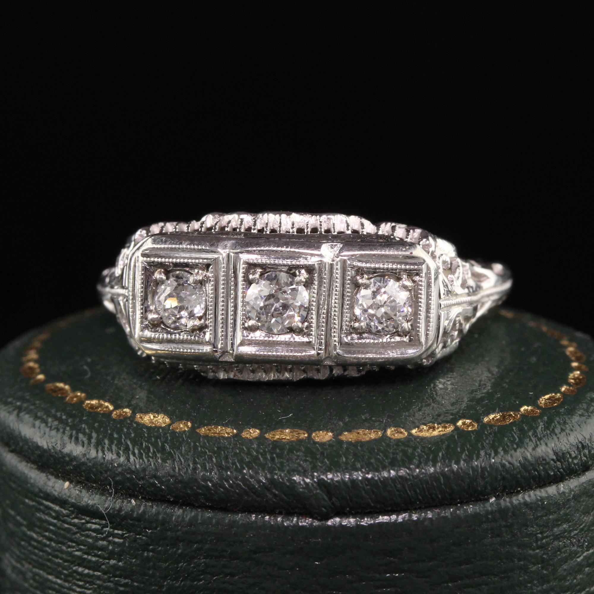 Schöne antike Art Deco 14K Weißgold Old European Diamond Three Stone Ring. Dieser klassische Ring mit drei Steinen ist aus 14 Karat Weißgold gefertigt. Drei Diamanten mit altem europäischem Schliff sind in einer filigranen Art-Déco-Fassung