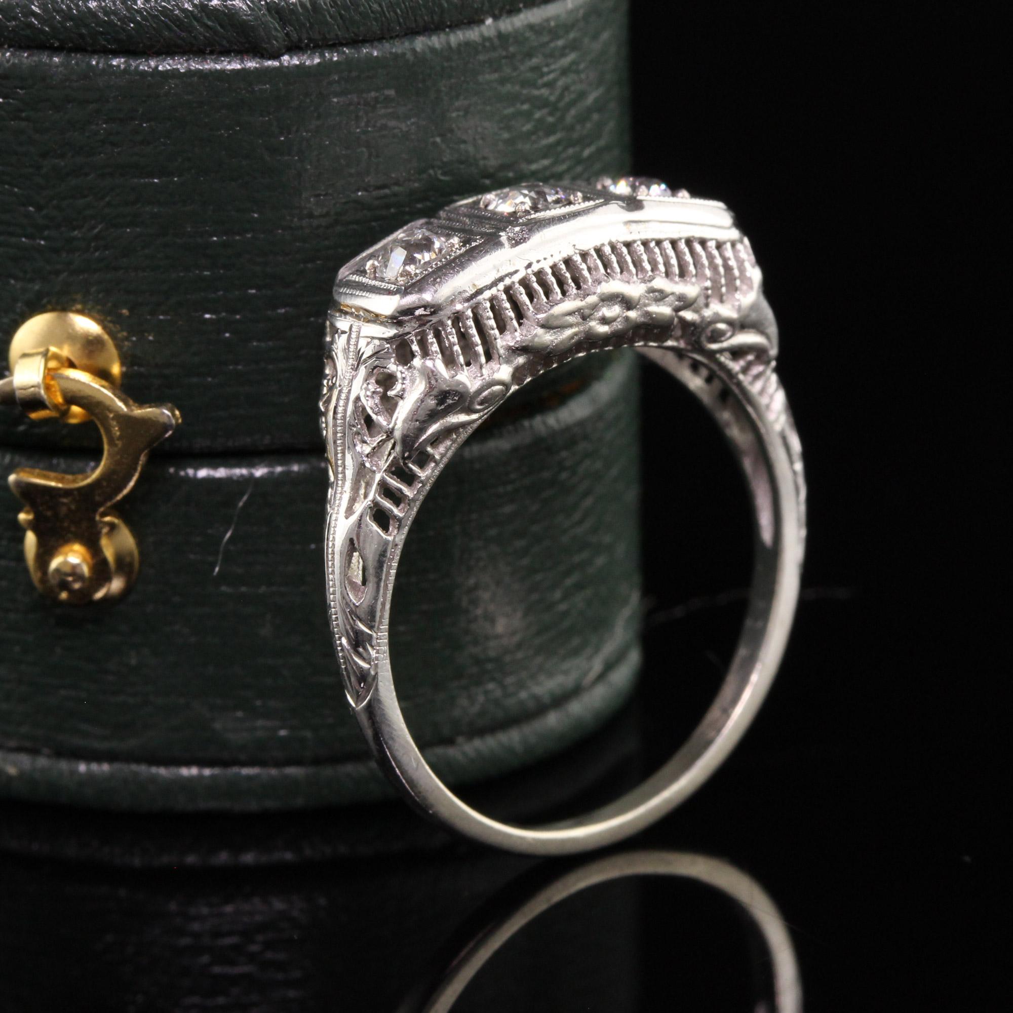 Antiker antiker Art Deco 14K Weißgold Alteuropäischer Diamant Drei Stein Ring (Art déco)