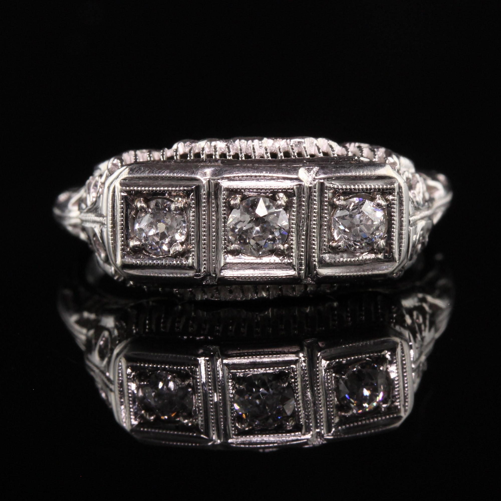 Antiker antiker Art Deco 14K Weißgold Alteuropäischer Diamant Drei Stein Ring (Alteuropäischer Schliff)