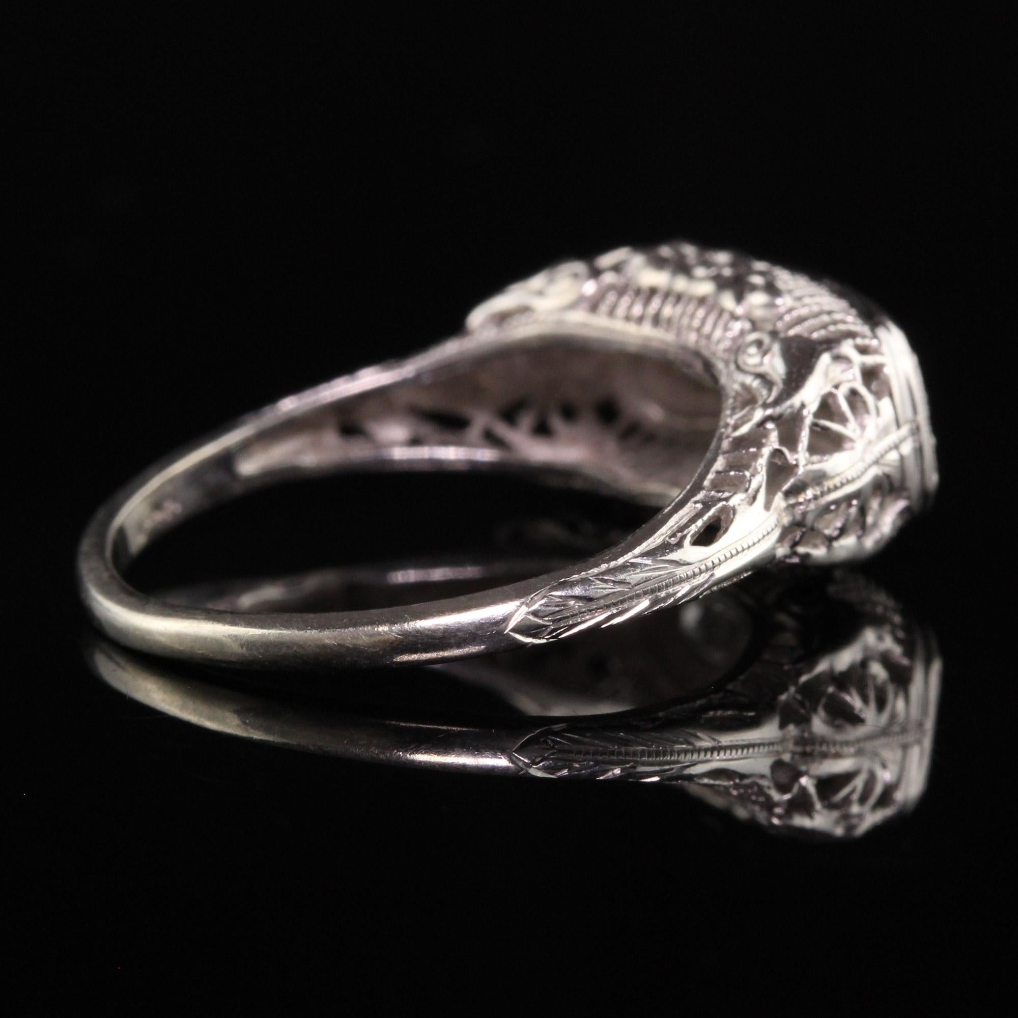 Antiker antiker Art Deco 14K Weißgold Alteuropäischer Diamant Drei Stein Ring im Zustand „Gut“ in Great Neck, NY