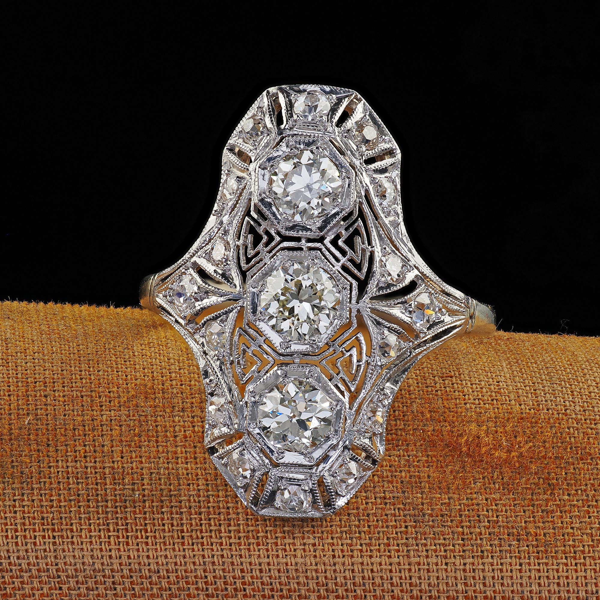 Bellissimo anello antico Art Deco in oro bianco 14K e platino con diamante antico in filigrana. Questo bellissimo anello scudo con diamante taglio antico Art Deco è realizzato in oro bianco 14k e platino. Questo anello è caratterizzato da splendidi