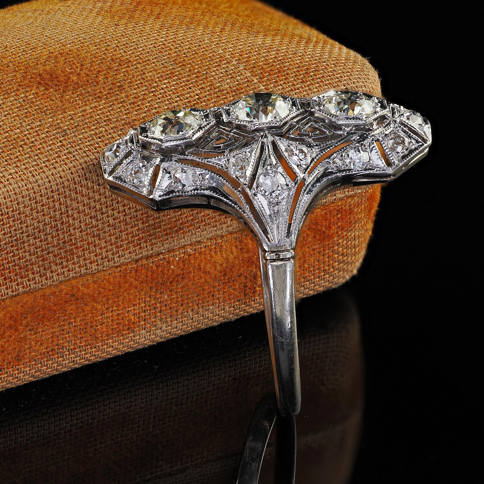 Art Déco Anello antico Art Deco in oro bianco 14 carati e platino con diamante antico in filigrana e scudo in vendita