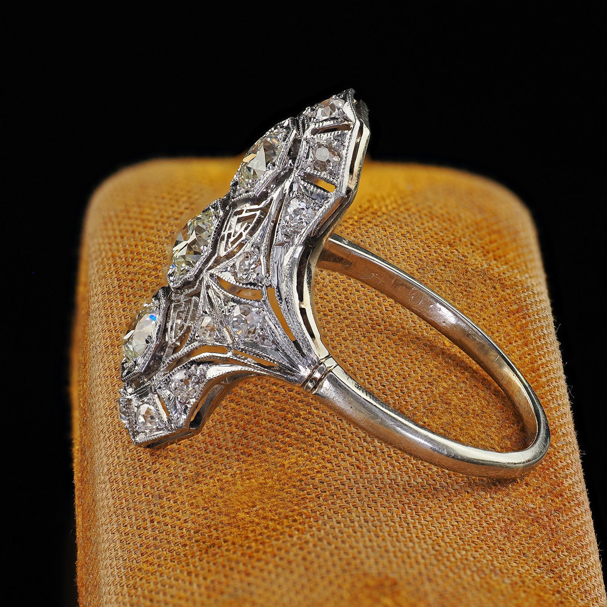 Anello antico Art Deco in oro bianco 14 carati e platino con diamante antico in filigrana e scudo In condizioni buone in vendita a Great Neck, NY