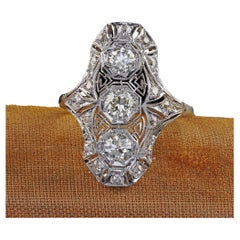 Bague bouclier filigrane Art déco ancien en or blanc 14 carats, platine et diamants européens anciens