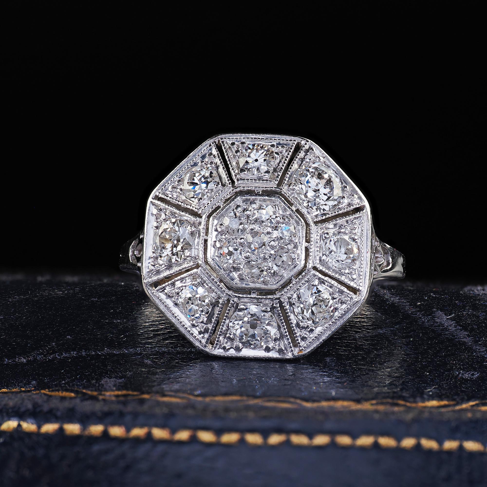 Bellissimo anello antico Art Deco in oro bianco 14K e platino con diamante ottagonale. Questo splendido anello a grappolo con diamante vecchio taglio europeo Art Deco è realizzato in oro bianco 14k e platino. Questo splendido anello presenta