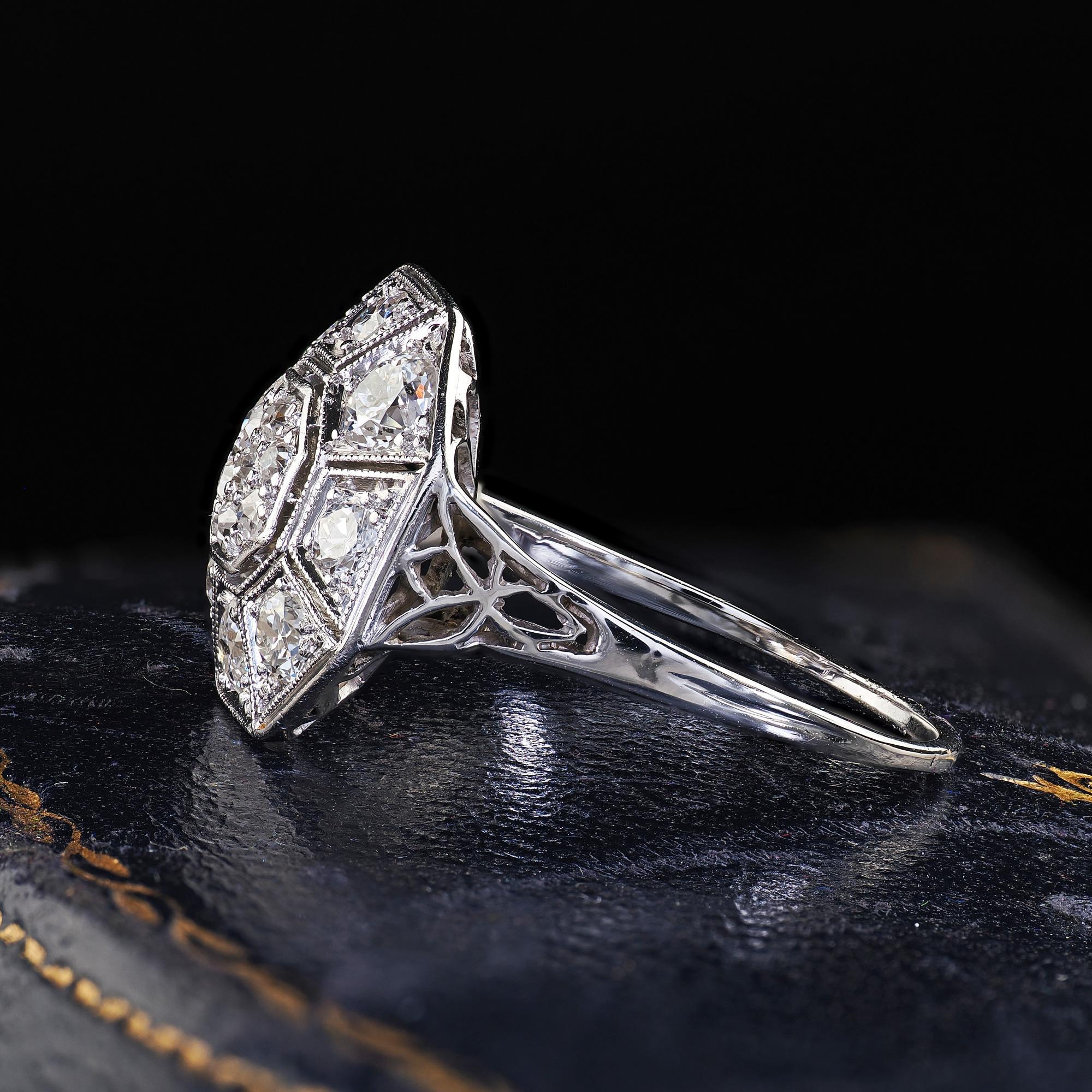 Anello antico Art Deco in oro bianco 14 carati e platino con diamanti ottagonali In condizioni buone in vendita a Great Neck, NY