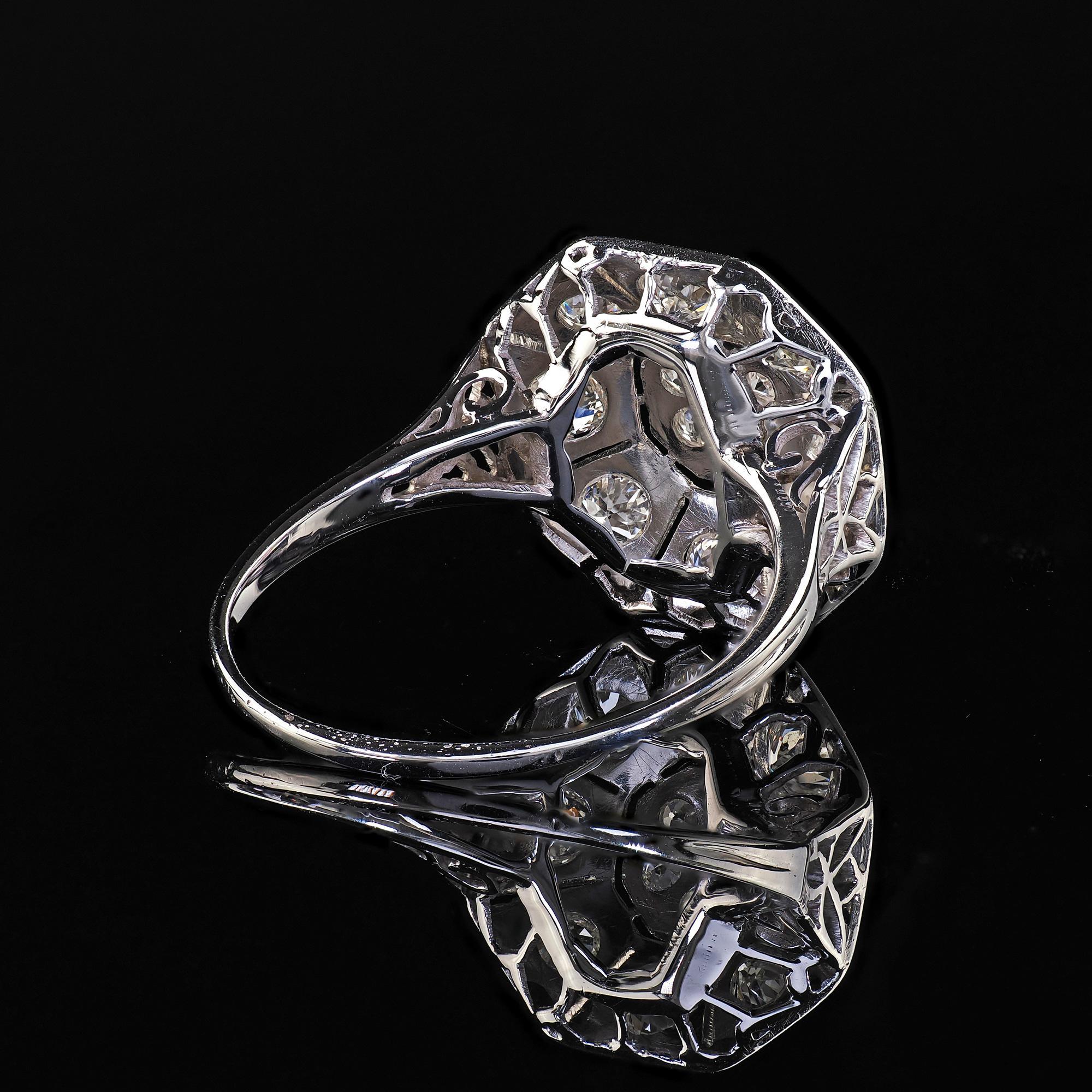 Anello antico Art Deco in oro bianco 14 carati e platino con diamanti ottagonali in vendita 1