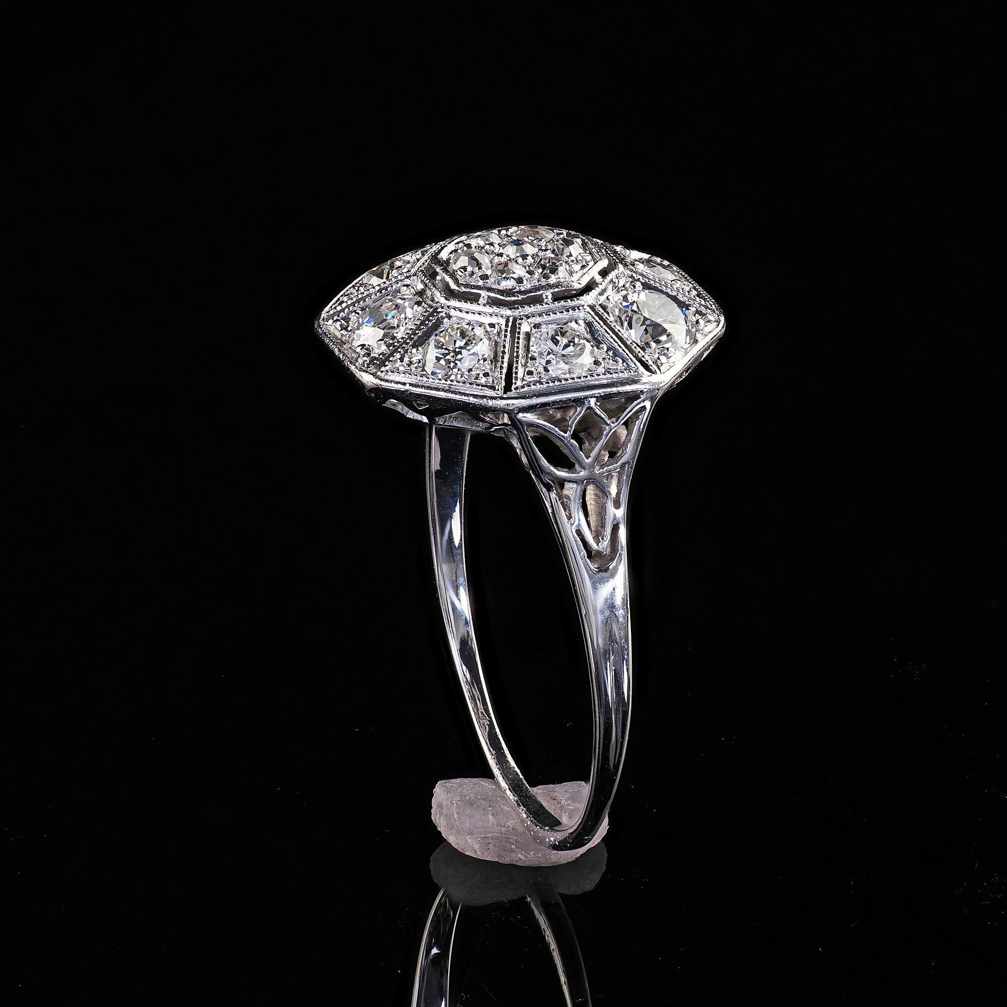 Anello antico Art Deco in oro bianco 14 carati e platino con diamanti ottagonali in vendita 3