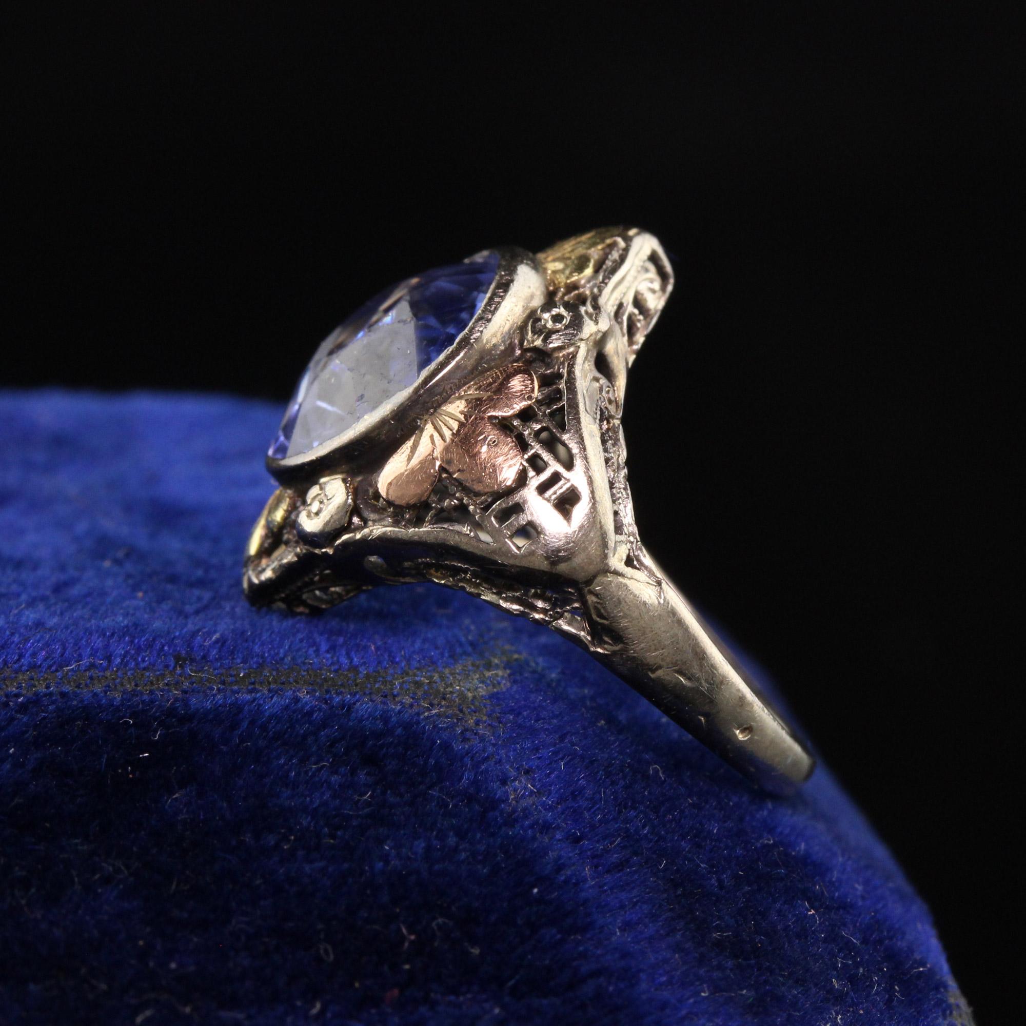 Bague filigrane Art déco ancienne en or blanc 14 carats à trois anneaux Bon état - En vente à Great Neck, NY