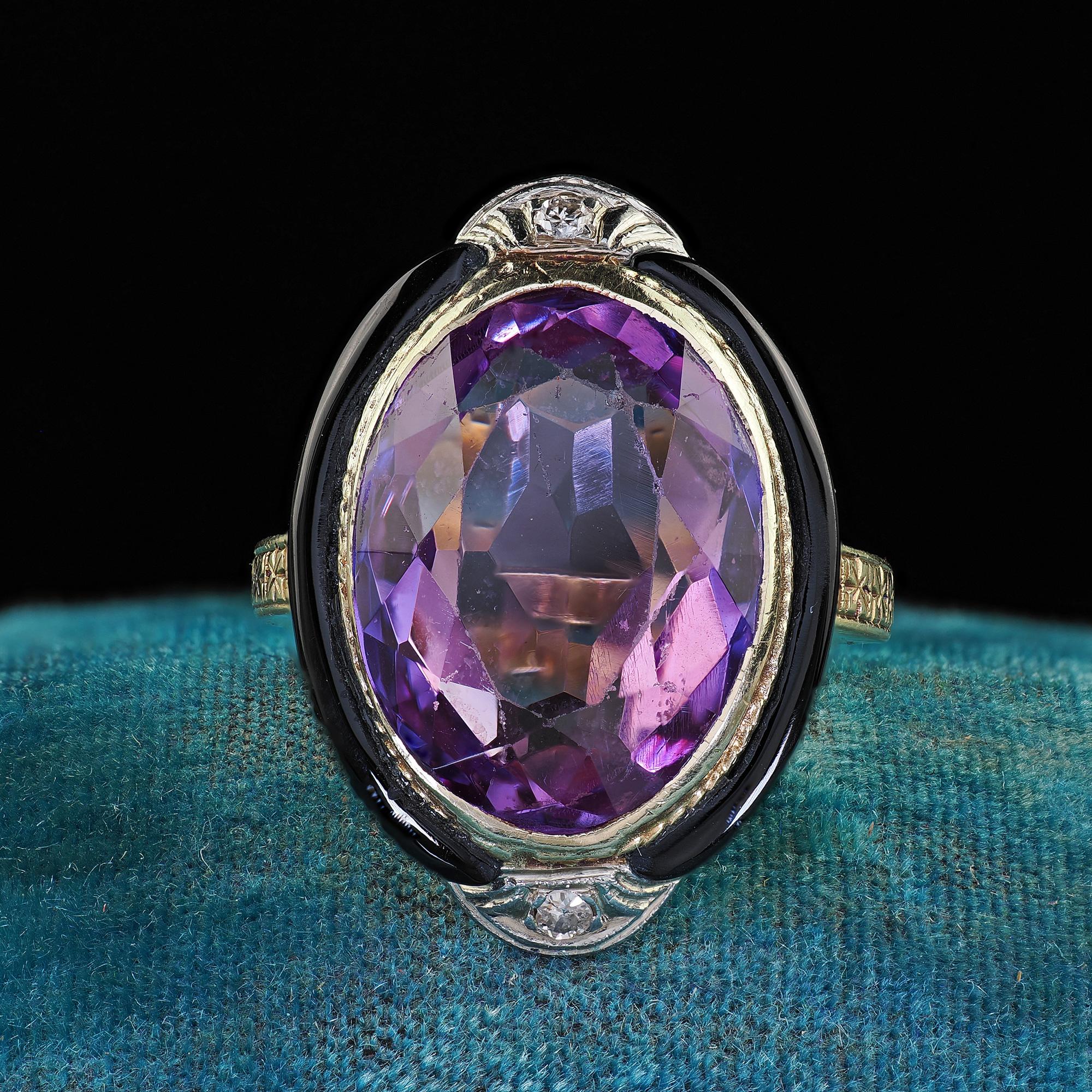 Magnifique bague cocktail ancienne en or jaune 14K gravée d'améthyste et d'onyx. Cette incroyable bague Art déco en améthyste et onyx est réalisée en or jaune 14k. Cette bague présente une magnifique améthyste ovale au centre, avec des incrustations