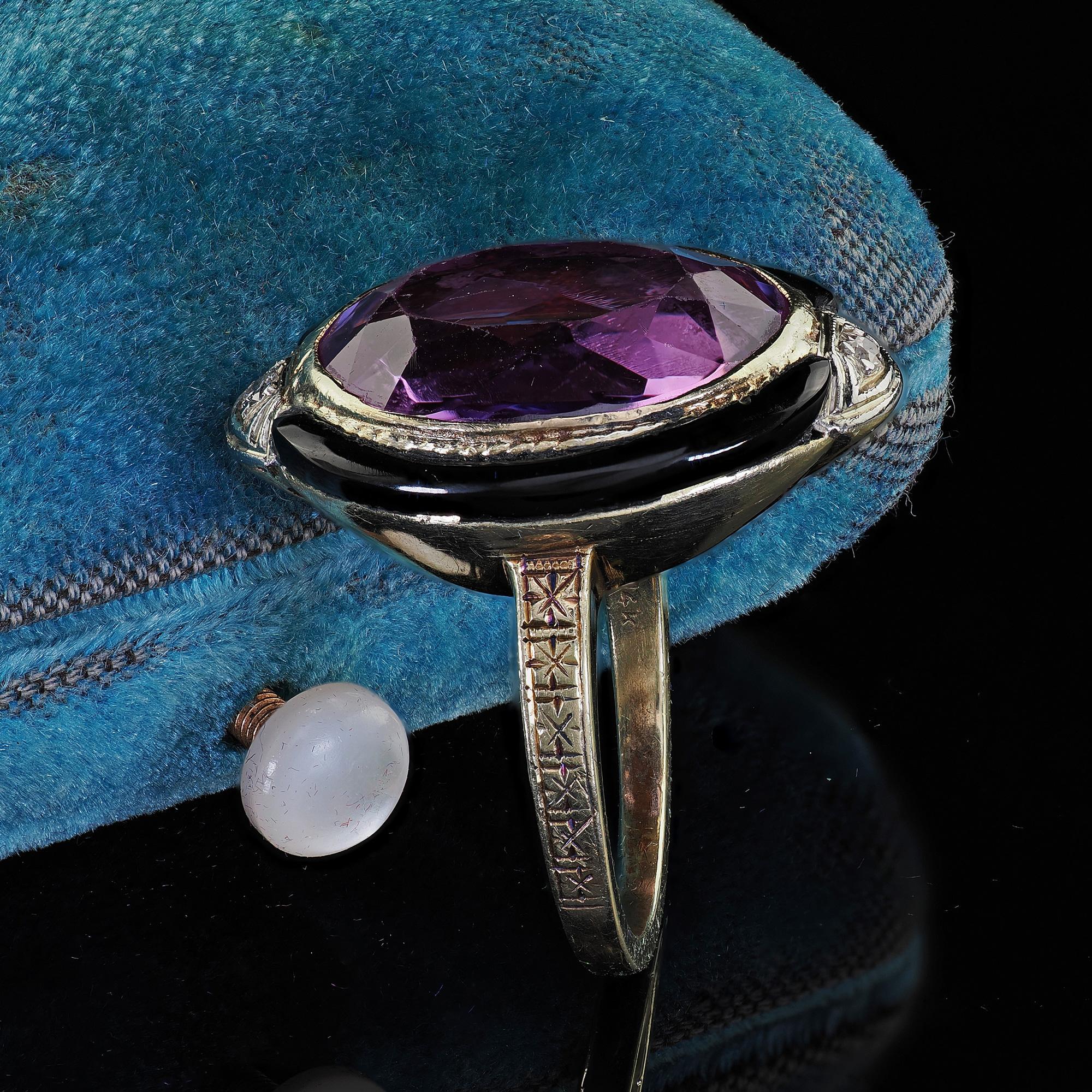 Taille ovale Bague cocktail Art déco ancienne gravée en or jaune 14 carats, améthyste et onyx en vente