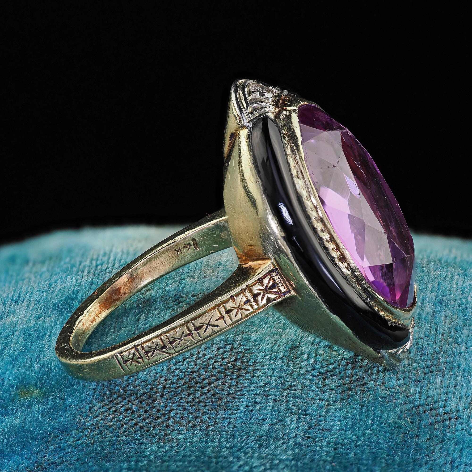 Bague cocktail Art déco ancienne gravée en or jaune 14 carats, améthyste et onyx Bon état - En vente à Great Neck, NY