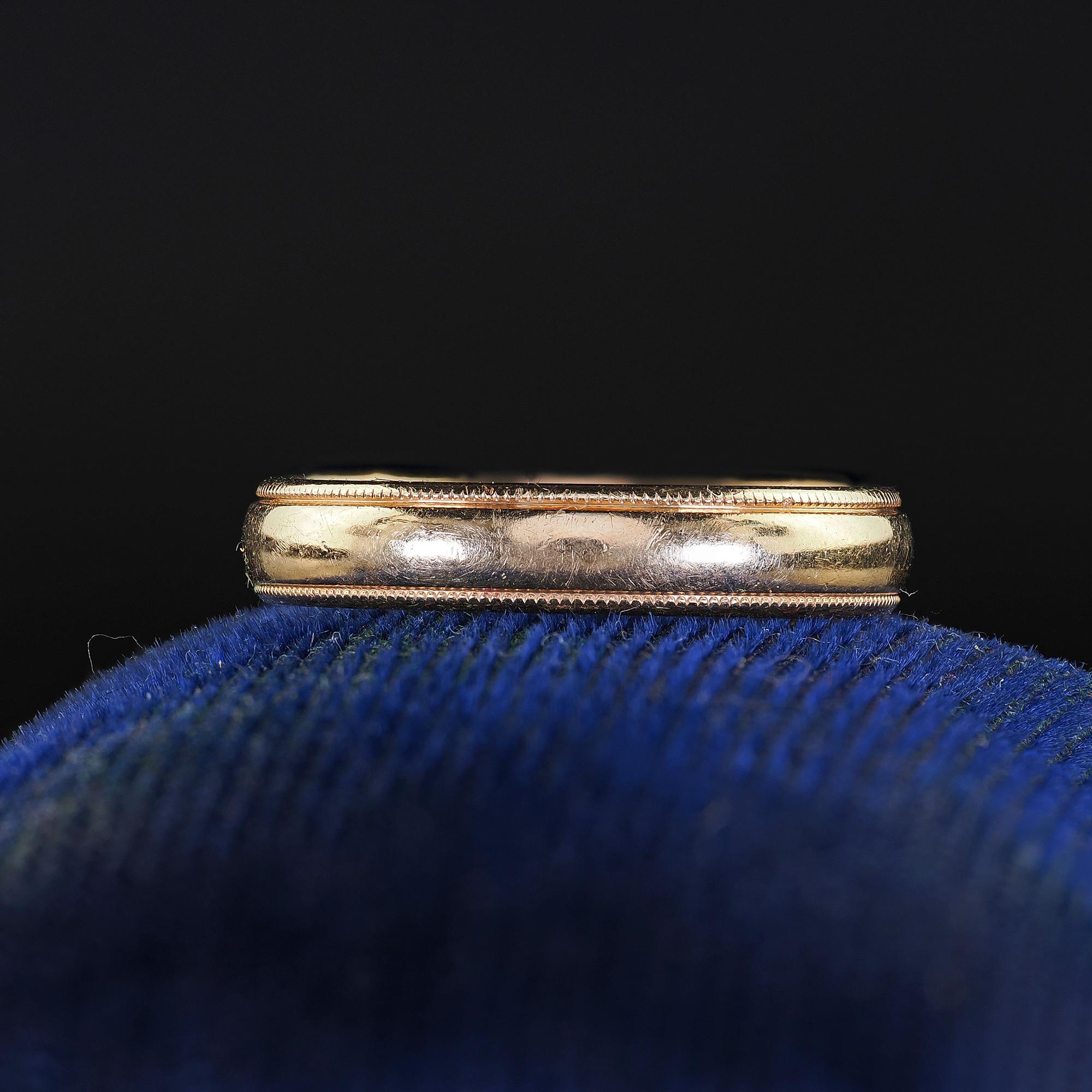 Schöne antike Art Deco 14K Gelbgold Art Carved Hochzeit Band - Größe 7 1/4. Diese schöne Art Carved klassischen Ehering ist in 14k Gelbgold gefertigt. Dieser Ring zeichnet sich durch ein klassisches Design mit Maserung an den Rändern des Bandes aus.