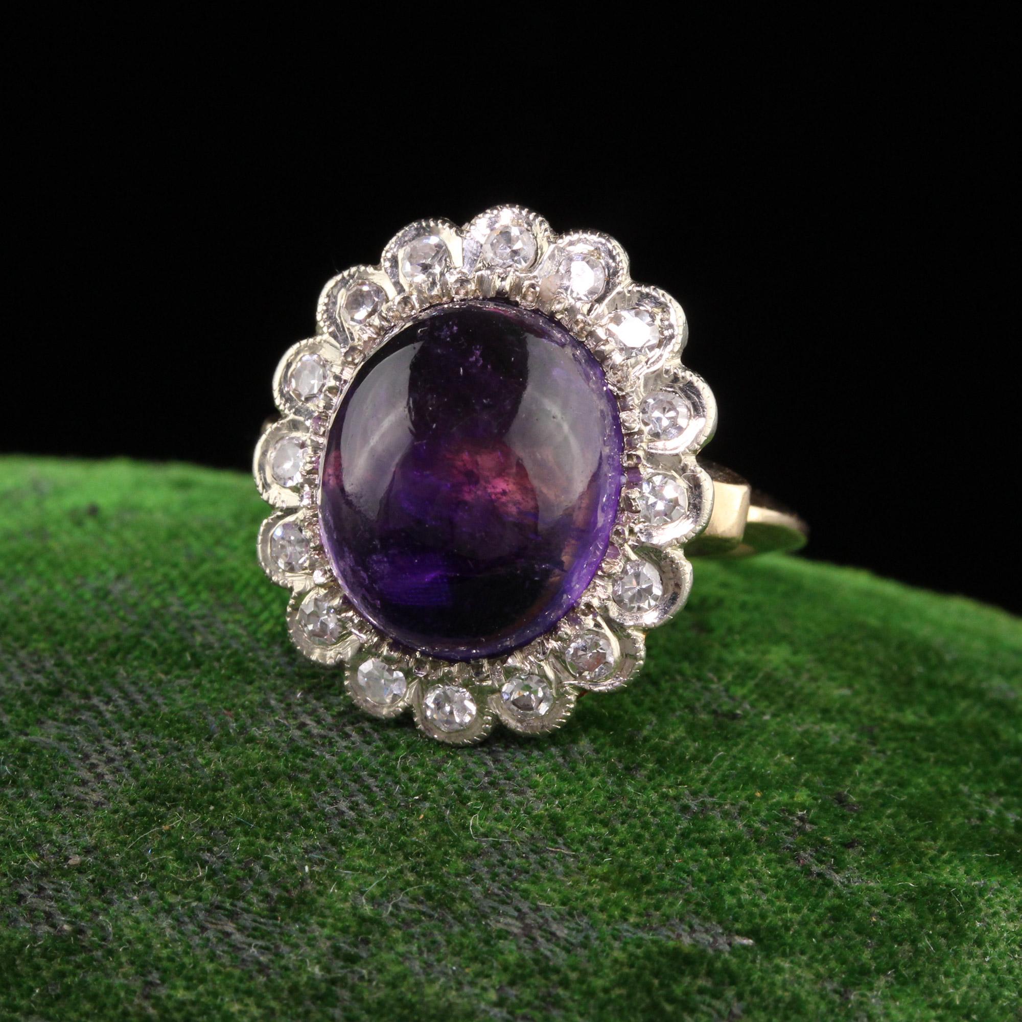 Schöne antike Art Deco 14K Gelbgold Cabochon Amethyst Diamant Halo Ring. Dieser schöne Ring ist aus 14k Gelbgold und Weißgold gefertigt. In der Mitte befindet sich ein großer Cabochon-Amethyst, der von Diamanten im Einzelschliff umgeben ist. Der