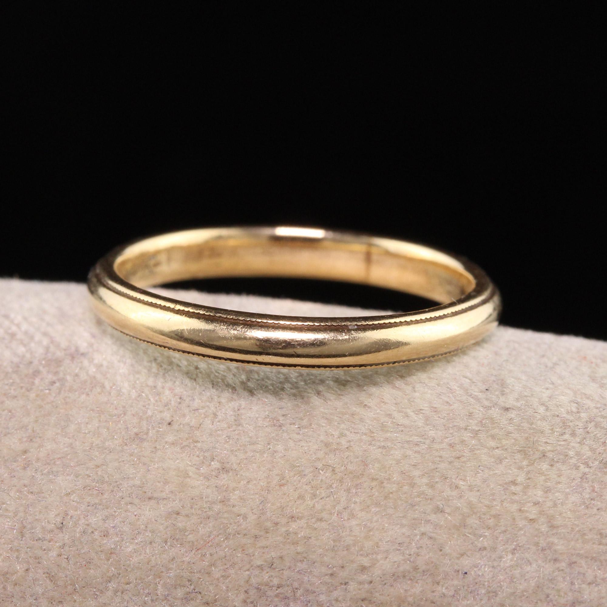 Magnifique anneau de mariage gravé classique en or jaune 14K de style Art Deco. Cette alliance classique est fabriquée en or jaune 14 carats et présente un design subtil qui peut être empilé avec d'autres alliances.

Article #R1215

Métal : Or jaune