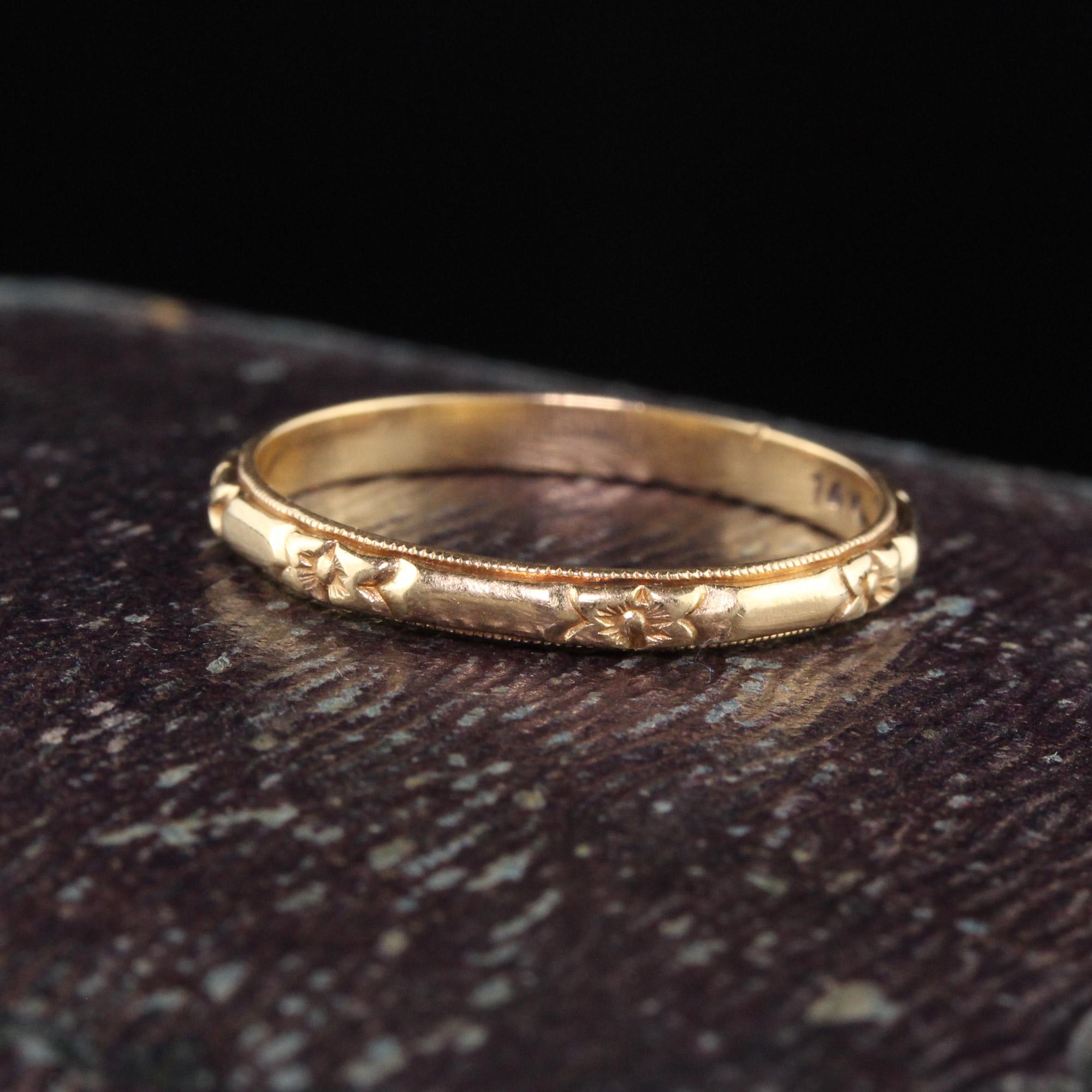 Schöne antike Art Deco 14K Gelbgold klassische gravierte Hochzeit Band. Dieser erstaunliche Ehering ist aus 14K Gelbgold gefertigt und hat Gravuren, die um den gesamten Ring herumgehen.

Artikel #R1152

Metall: 14K Gelbgold

Gewicht: 1,5