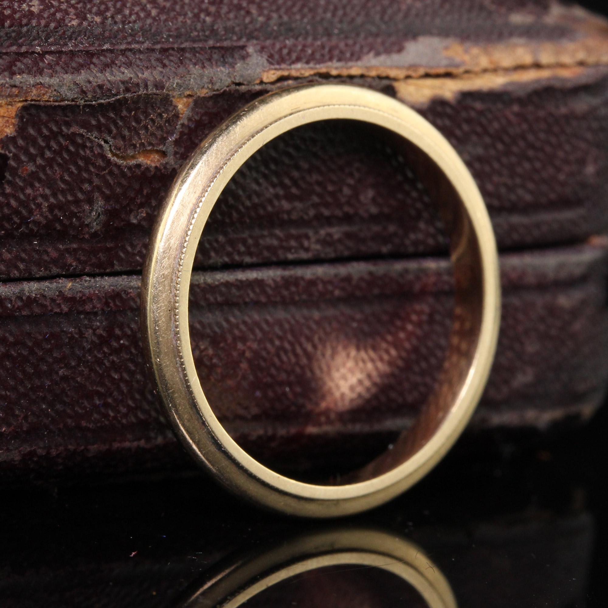 Antique Art Deco 14K Yellow Gold Classic Milgrain Wedding Band - Size 7 In Good Condition For Sale In Great Neck, NY