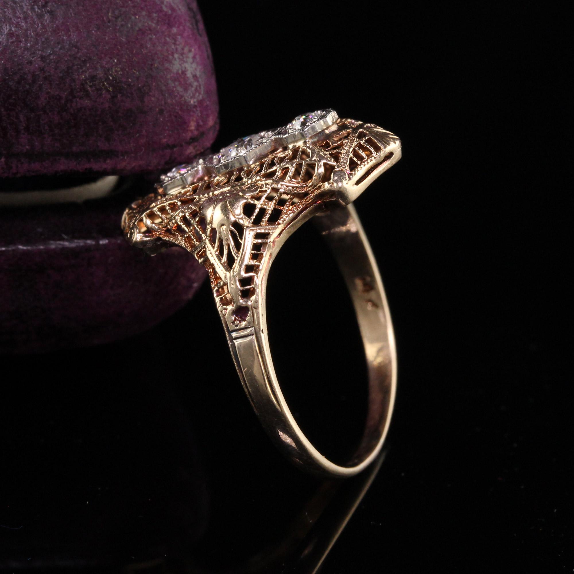 Schöne antike Art Deco 14K Gelbgold Diamant drei Stein filigranen Ring. Dieser schöne Ring hat drei alte europäische Diamanten in einer filigranen Fassung. 

Artikel #R0887

Metall: 14K Gelbgold

Diamant: Ungefähr .25 cts

Farbe: H

Klarheit: VS2 -