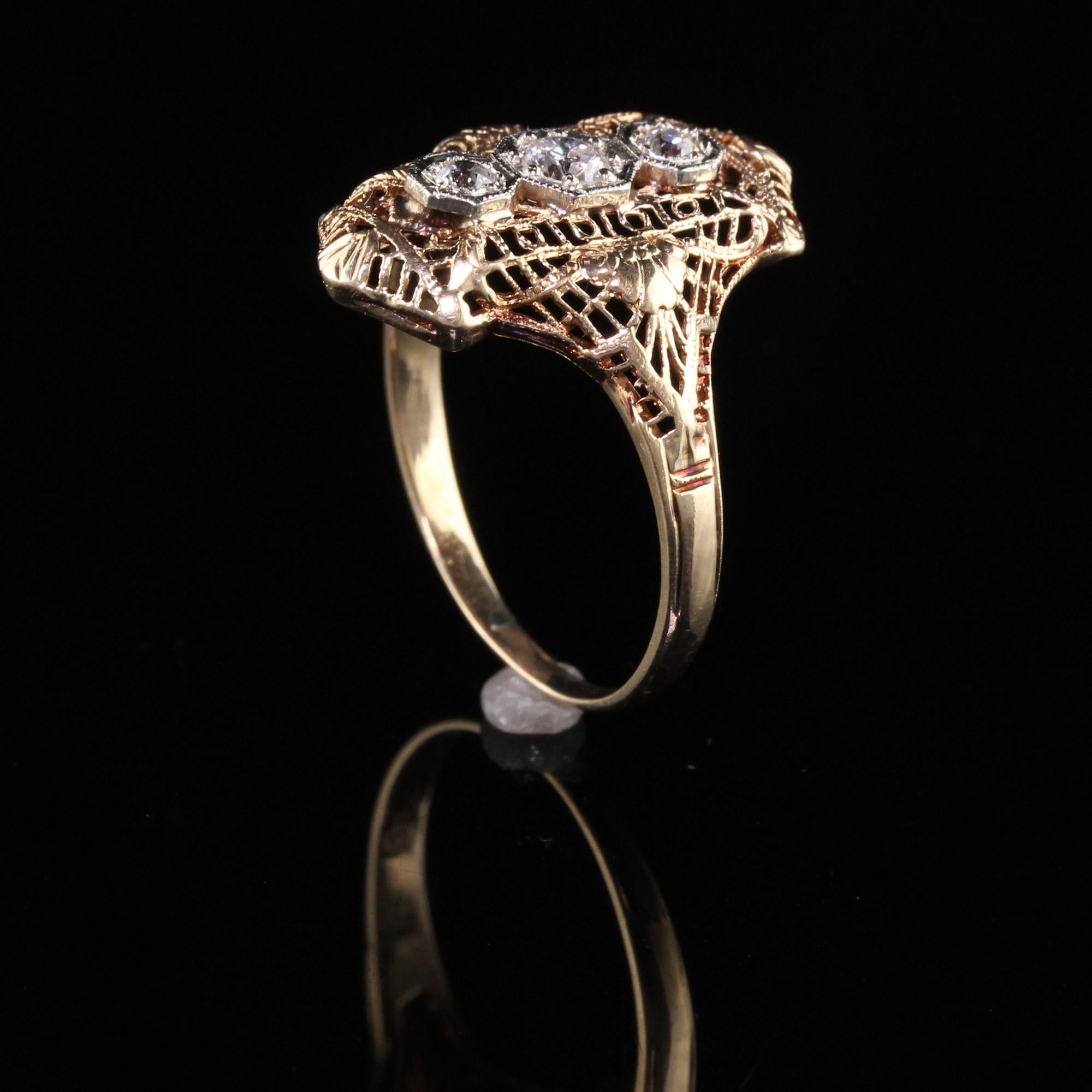 Antiker Art Deco 14K Gelbgold Diamant Drei Stein Filigran Ring im Zustand „Gut“ in Great Neck, NY