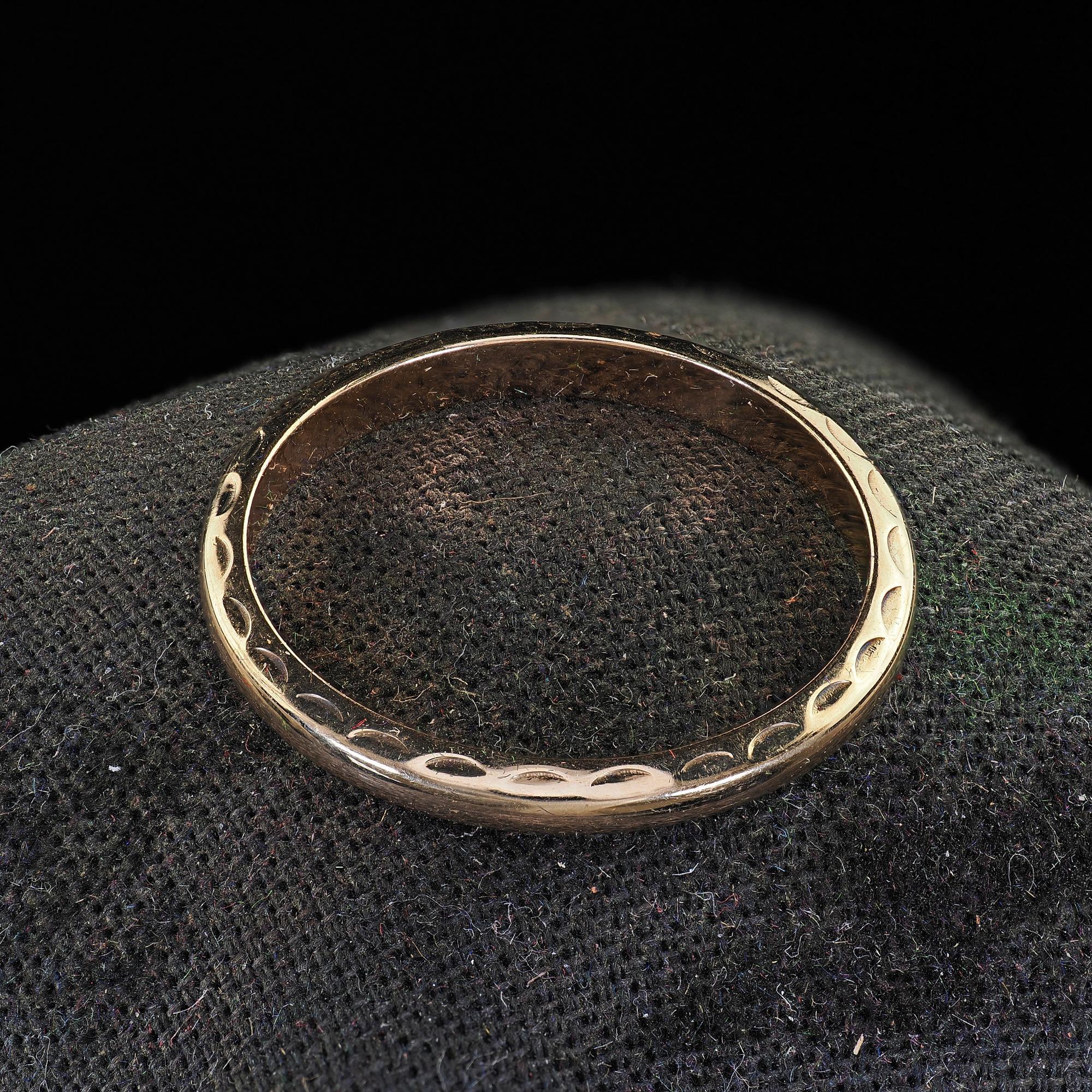 Women's Antique Art Deco 14K Yellow Gold Engraved Classic Wedding Band - Size 6 For Sale