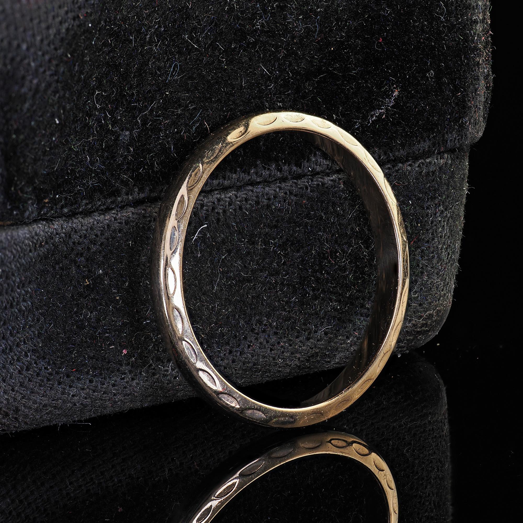 Antique Art Deco 14K Yellow Gold Engraved Classic Wedding Band - Size 6 For Sale 4