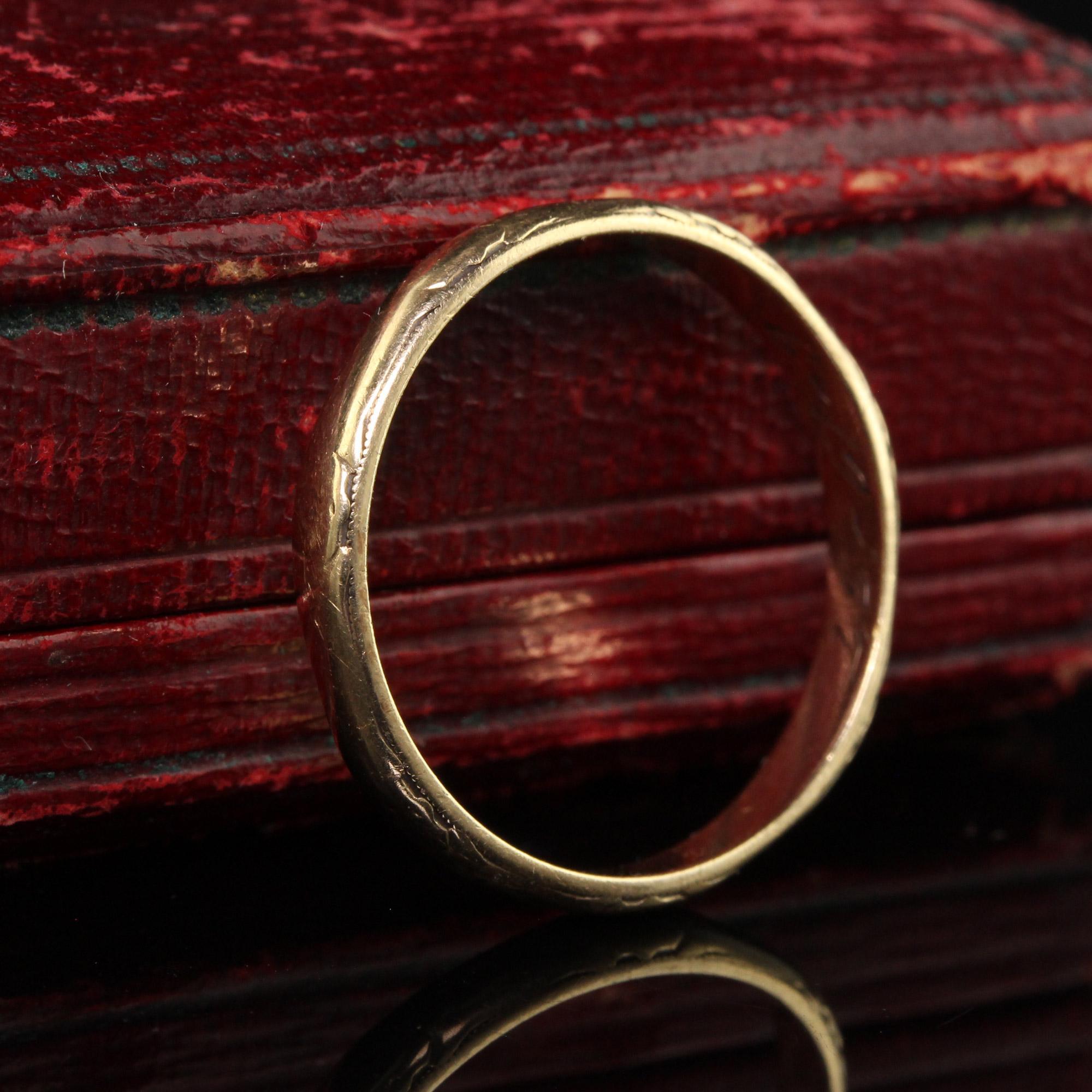Antique Art Deco 14K Yellow Gold Engraved Wedding Band - Size 10 In Good Condition For Sale In Great Neck, NY