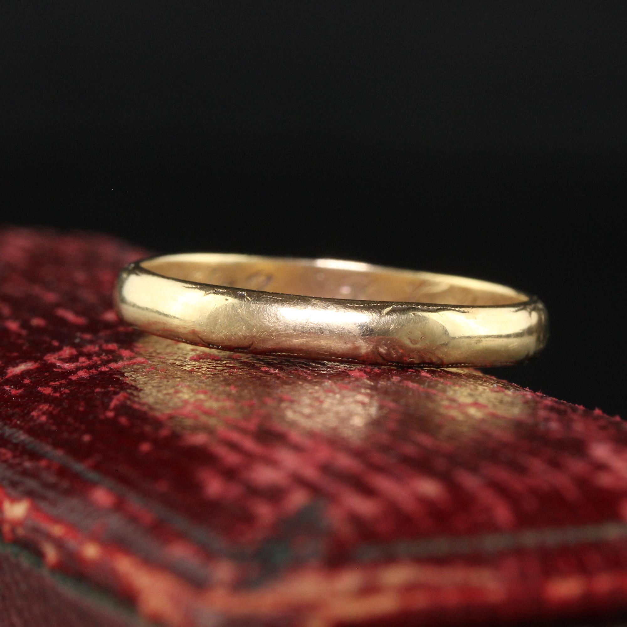Antique Art Deco 14K Yellow Gold Engraved Wedding Band - Size 10 For Sale 1