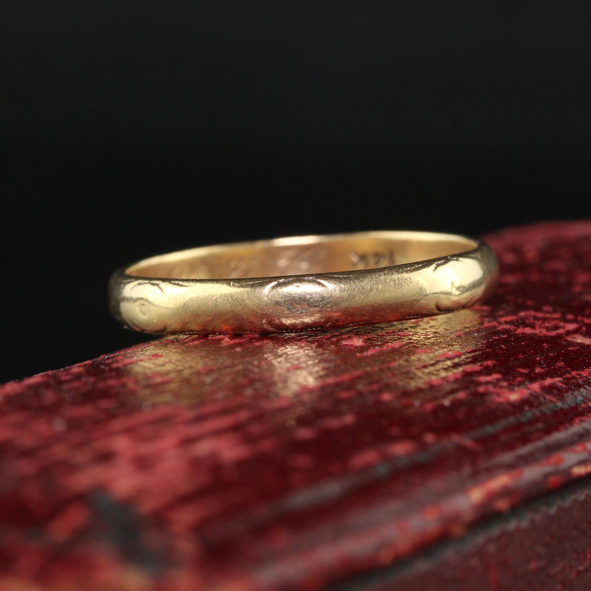 Antique Art Deco 14K Yellow Gold Engraved Wedding Band - Size 10 For Sale 2