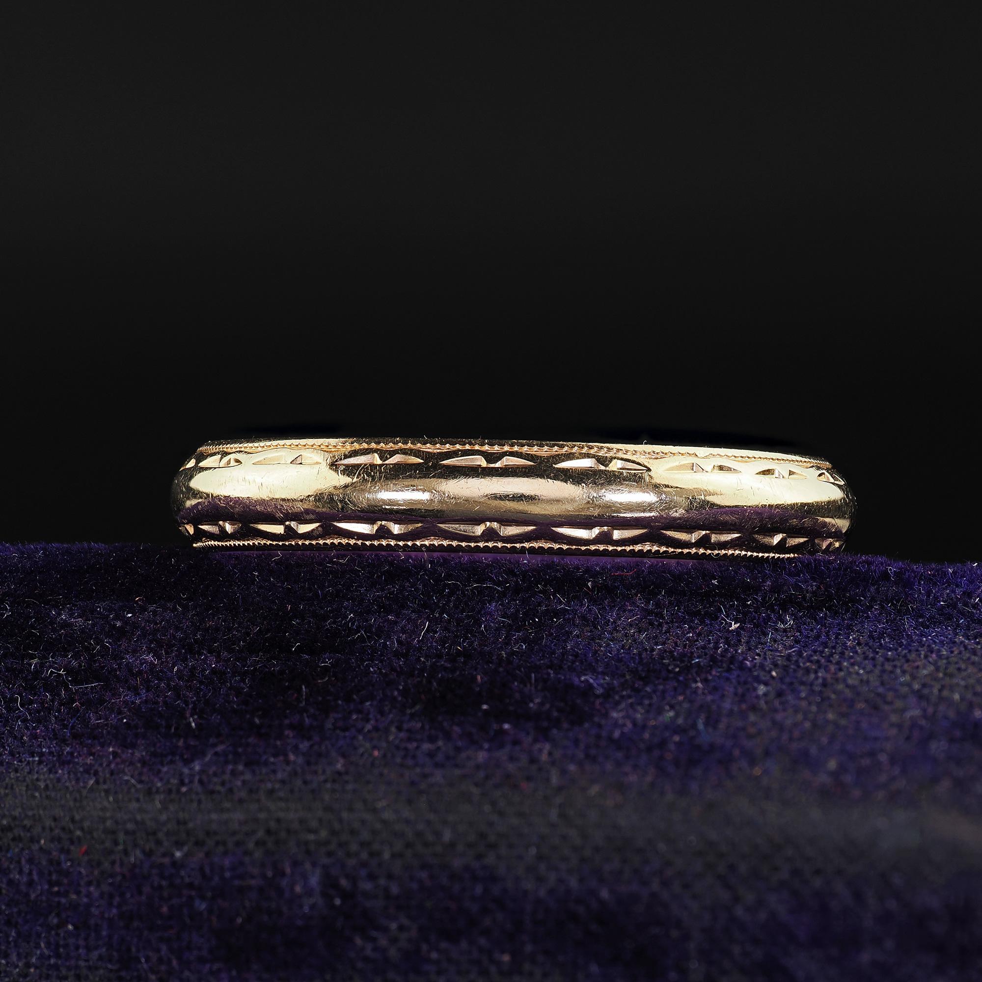 Schöne antike Art Deco 14K Gelbgold graviert Hochzeit Band - Größe 11. Dieser wunderschöne Art Deco Ehering mit Gravur ist aus 14k Gelbgold gefertigt. Dieser schöne Ring hat Gravuren, die um den gesamten Ring herumgehen. Der Ring ist in gutem