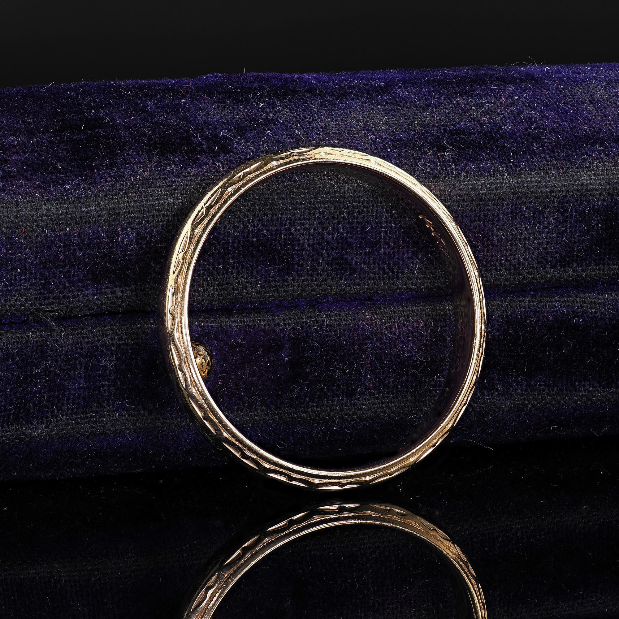 Antike Art Deco 14K Gelbgold graviert Hochzeit Band - Größe 11 (Art déco) im Angebot