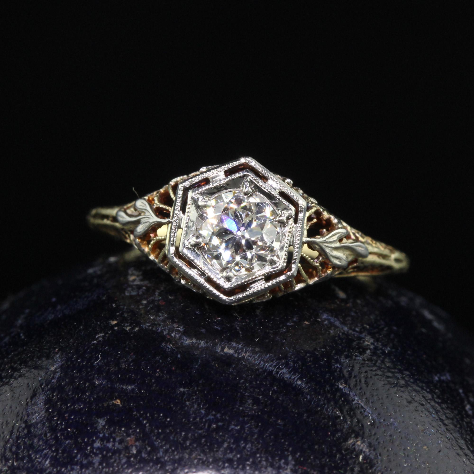 Schöner antiker Art Deco 14K Gelbgold filigraner alter Euro Diamant Verlobungsring - GIA. Dieser unglaubliche Verlobungsring ist aus 14-karätigem Gelbgold mit Weißgold-Akzenten gefertigt. In der Mitte befindet sich ein schöner Diamant mit altem