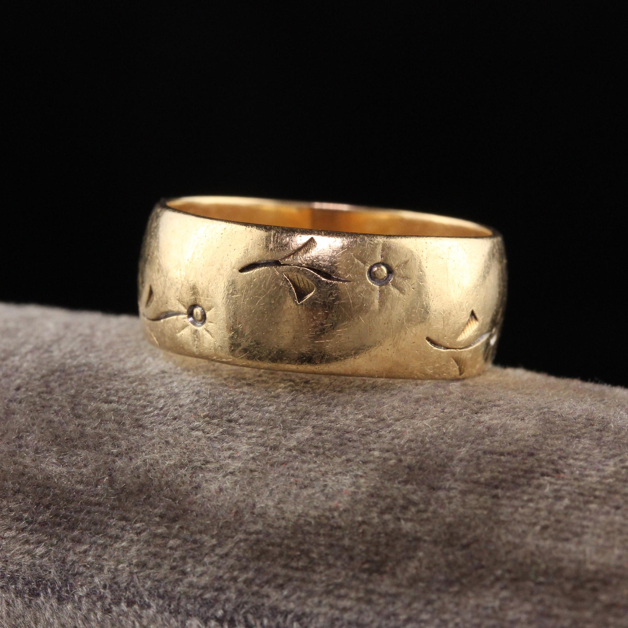 Magnifique alliance ancienne Art Déco en or jaune 14 carats, gravée d'une fleur. Ce magnifique bracelet est fabriqué en or jaune 14k. Il y a des gravures de fleurs tout autour de la bague et elle est en bon état.

Article #R1391

Métal : Or jaune