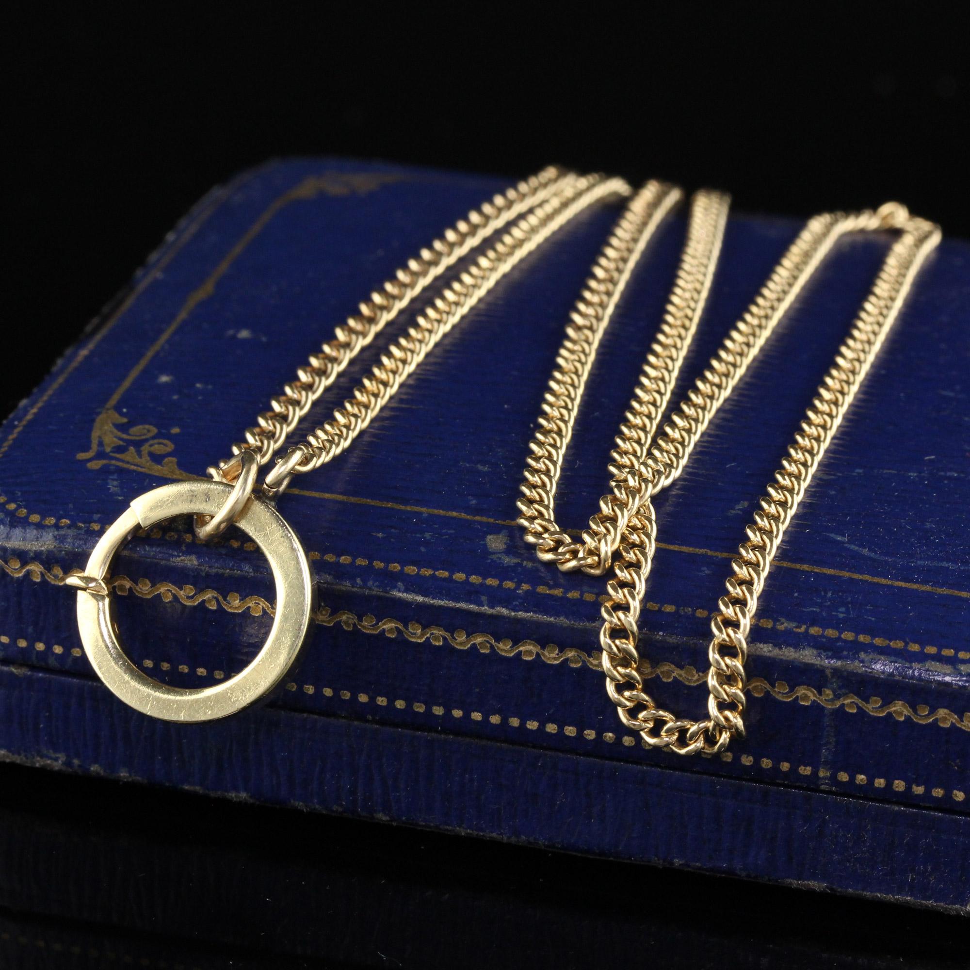 Magnifique collier long en chaîne à maillons en or jaune 14K, de style Antique Art Deco. Ce collier classique est réalisé en or jaune 14k. Cette chaîne est en très bon état et mesure 22 pouces de long. Il est doté d'un connecteur central qui peut