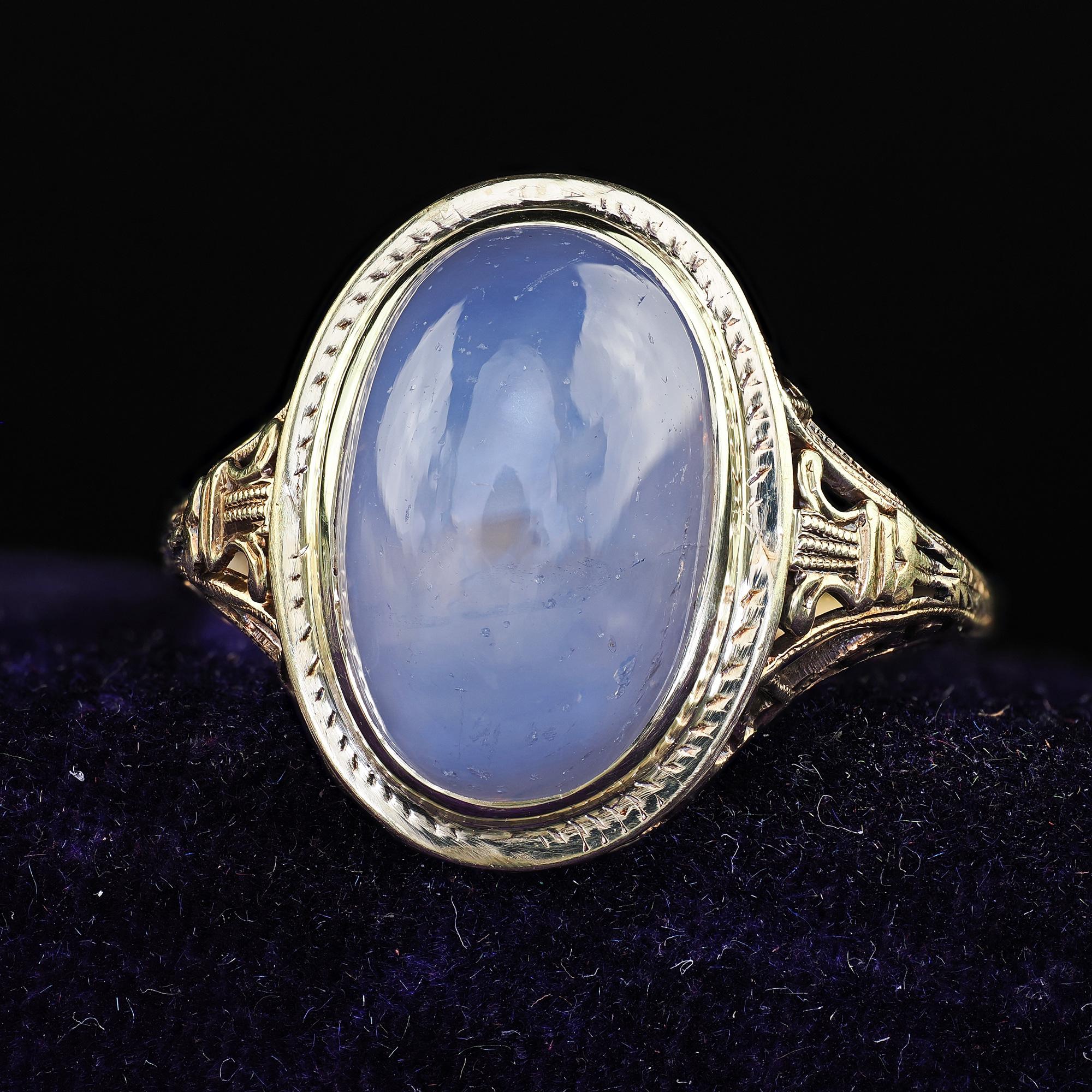Schöne antike Art Deco 14K Gelbgold natürlichen Cabochon Stern Saphir filigranen Ring. Dieser wunderschöne Art-Deco-Ring mit Cabochon-Sternsaphir ist aus 14 Karat Gelbgold gefertigt. Der Ring ist mit einem großen natürlichen Cabochon-Sternsaphir
