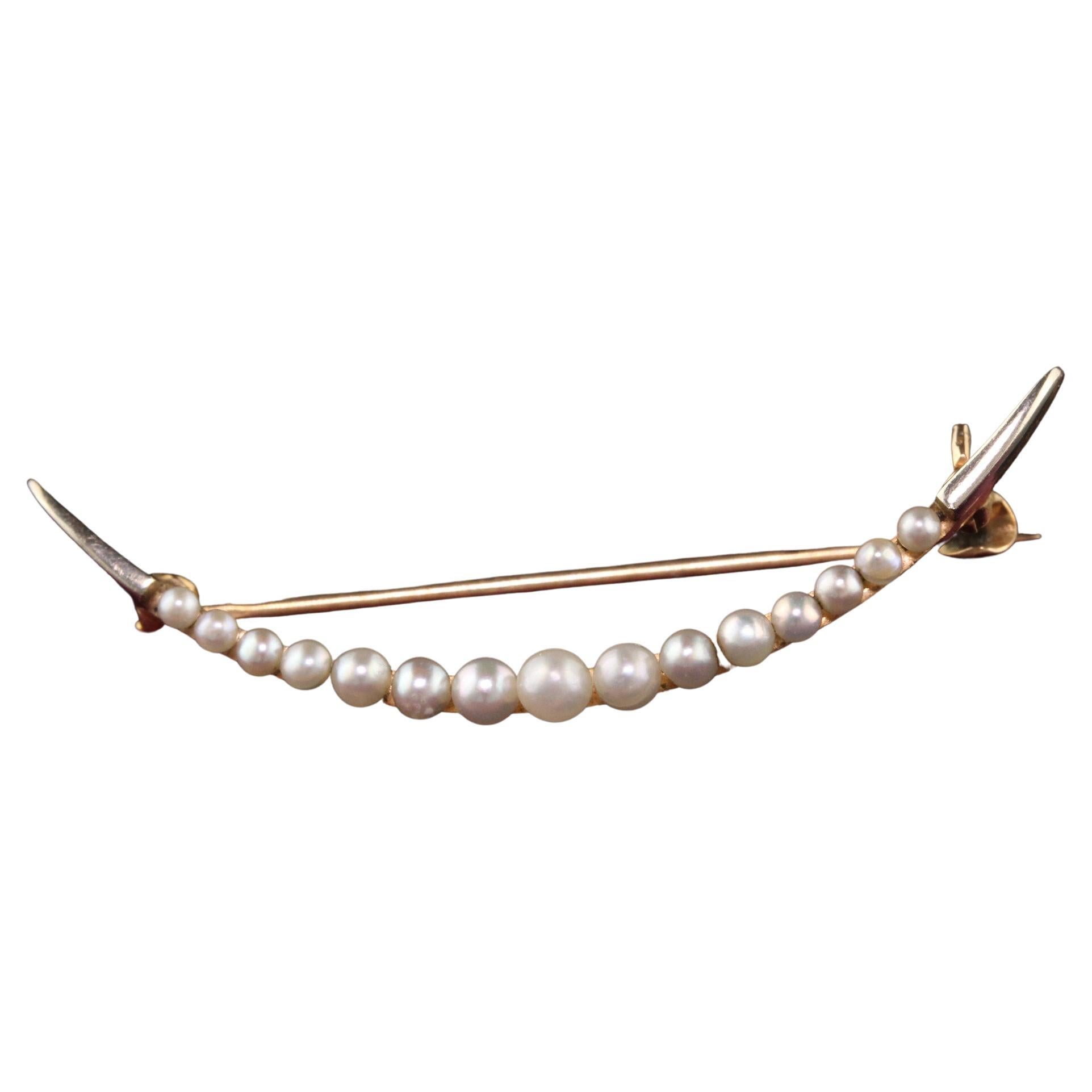 Épingle Art déco ancienne en forme de croissant de perle en or jaune 14 carats avec perles naturelles en vente