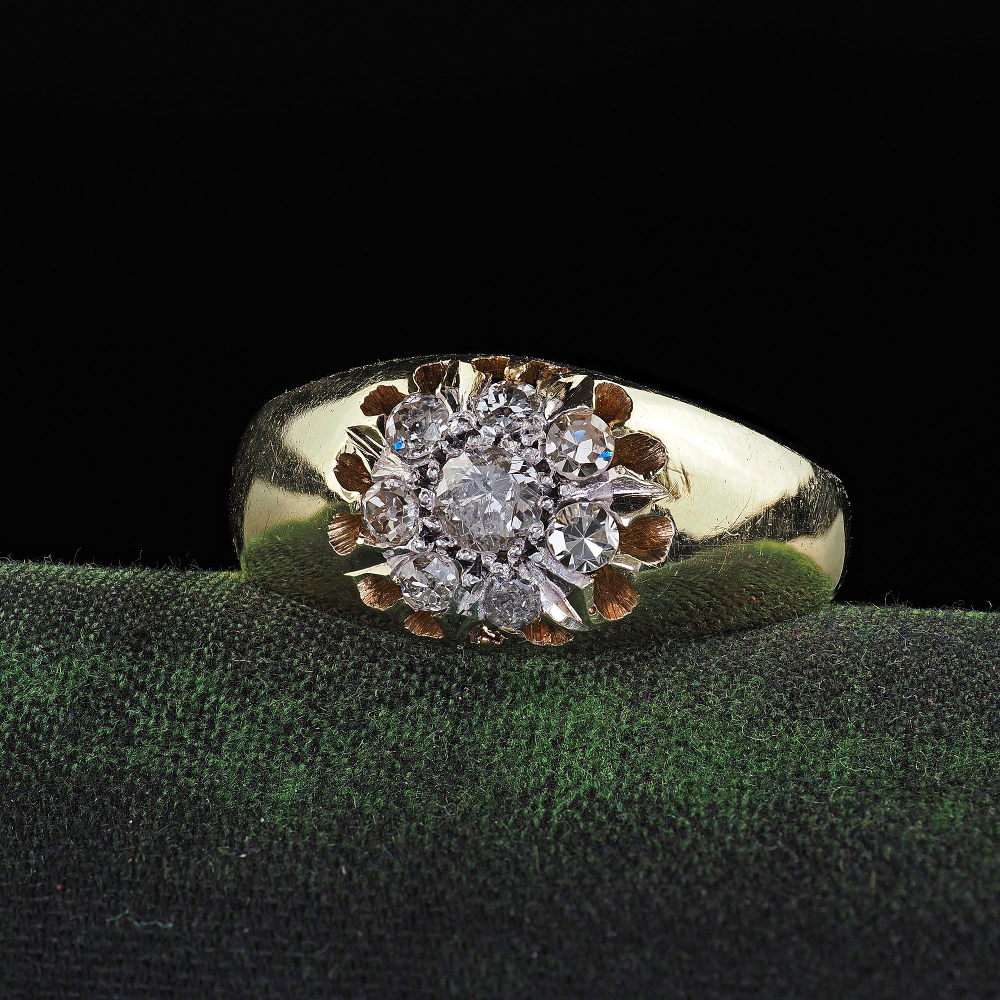 Magnifique bague de fiançailles en or jaune 14K art déco antique avec diamants taillés à l'ancienne. Cette bague de fiançailles classique Art déco à diamant de taille ancienne est réalisée en or jaune 14k. La bague présente des diamants de taille