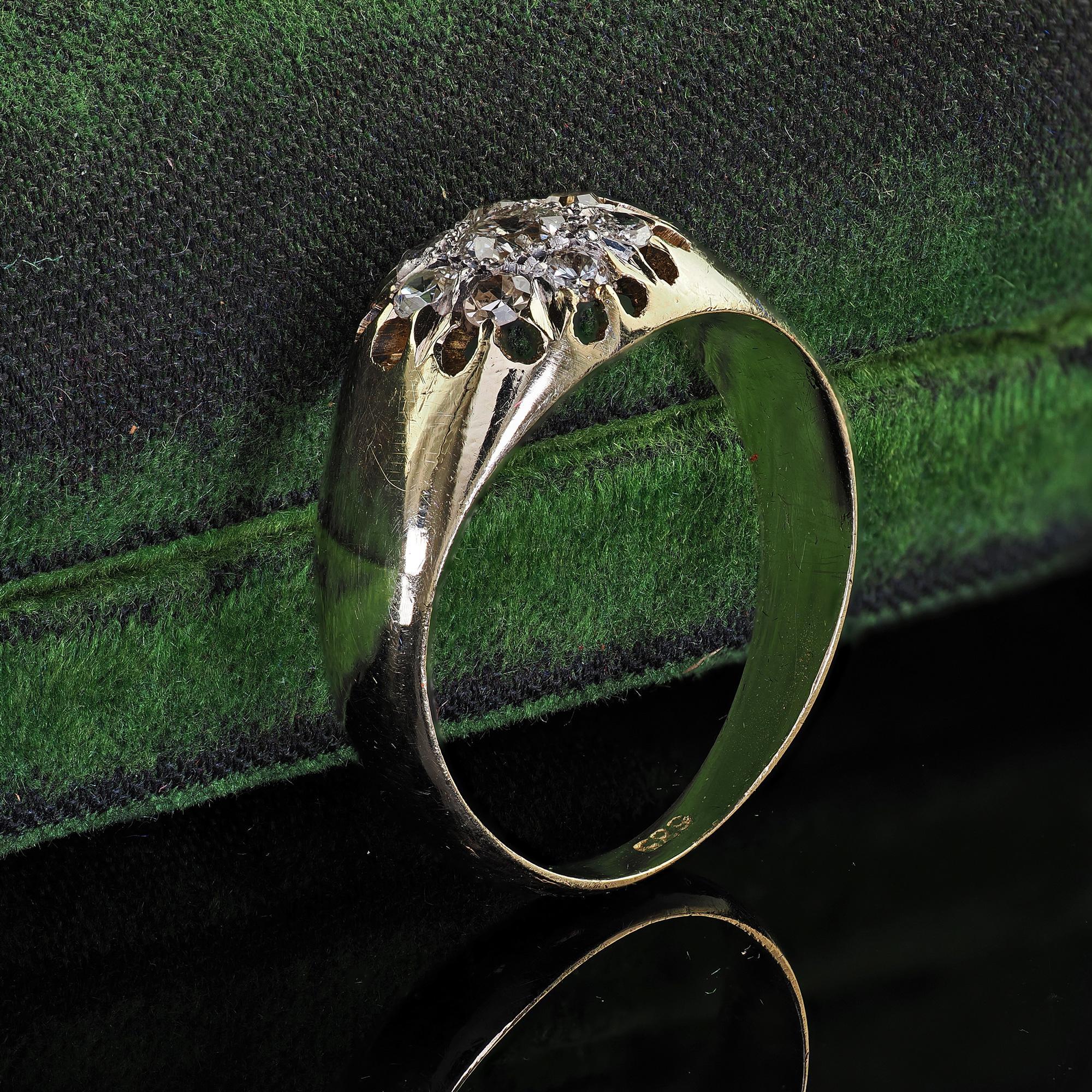 Taille simple Bague de fiançailles Art déco ancienne en or jaune 14 carats avec grappe de diamants taille ancienne en vente