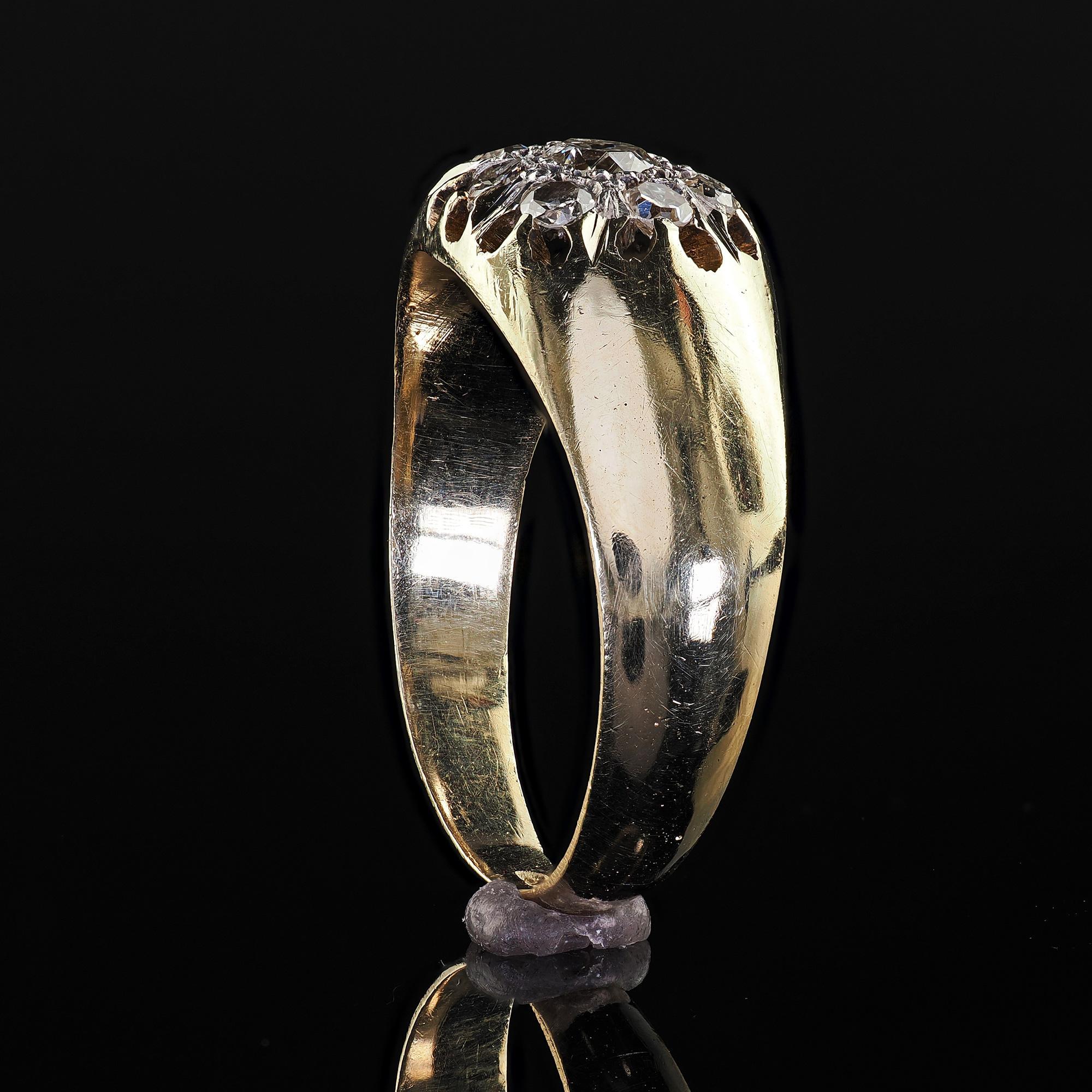 Bague de fiançailles Art déco ancienne en or jaune 14 carats avec grappe de diamants taille ancienne en vente 4