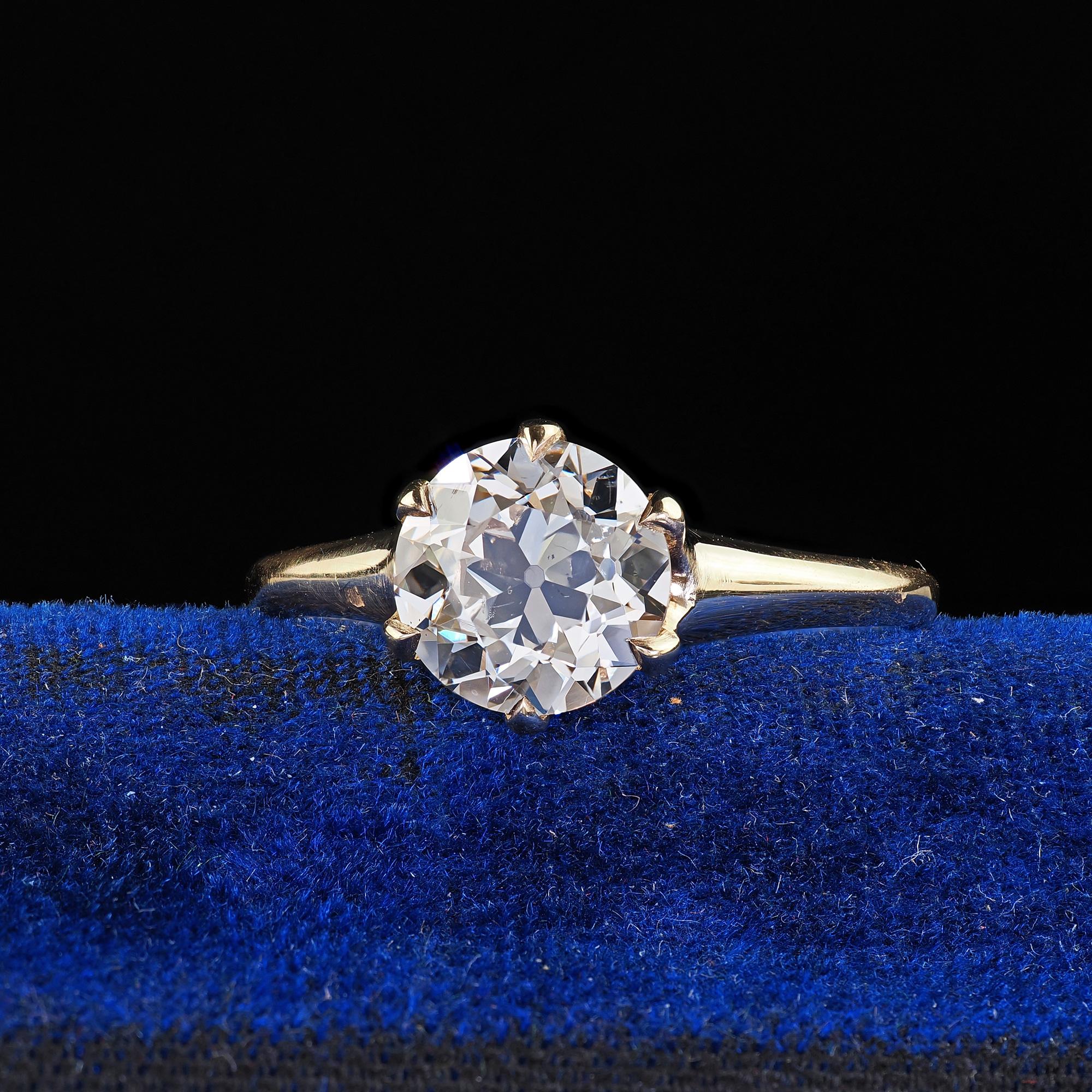 Bellissimo anello di fidanzamento con diamante antico Art Deco in oro giallo 14K - GIA. Questo bellissimo anello di fidanzamento solitario con diamante antico taglio europeo in stile Art Deco è realizzato in oro giallo 14k. Questo anello presenta un