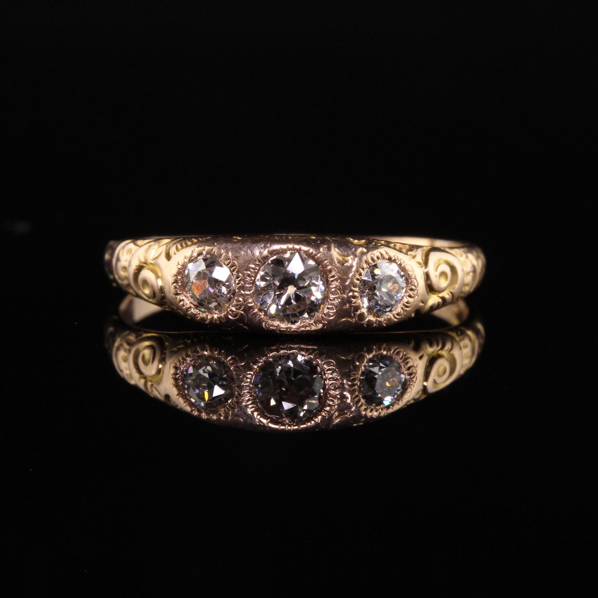 Taille vieille Europe Bague tzigane ancienne en or jaune 14K avec trois pierres et des diamants vieux euros