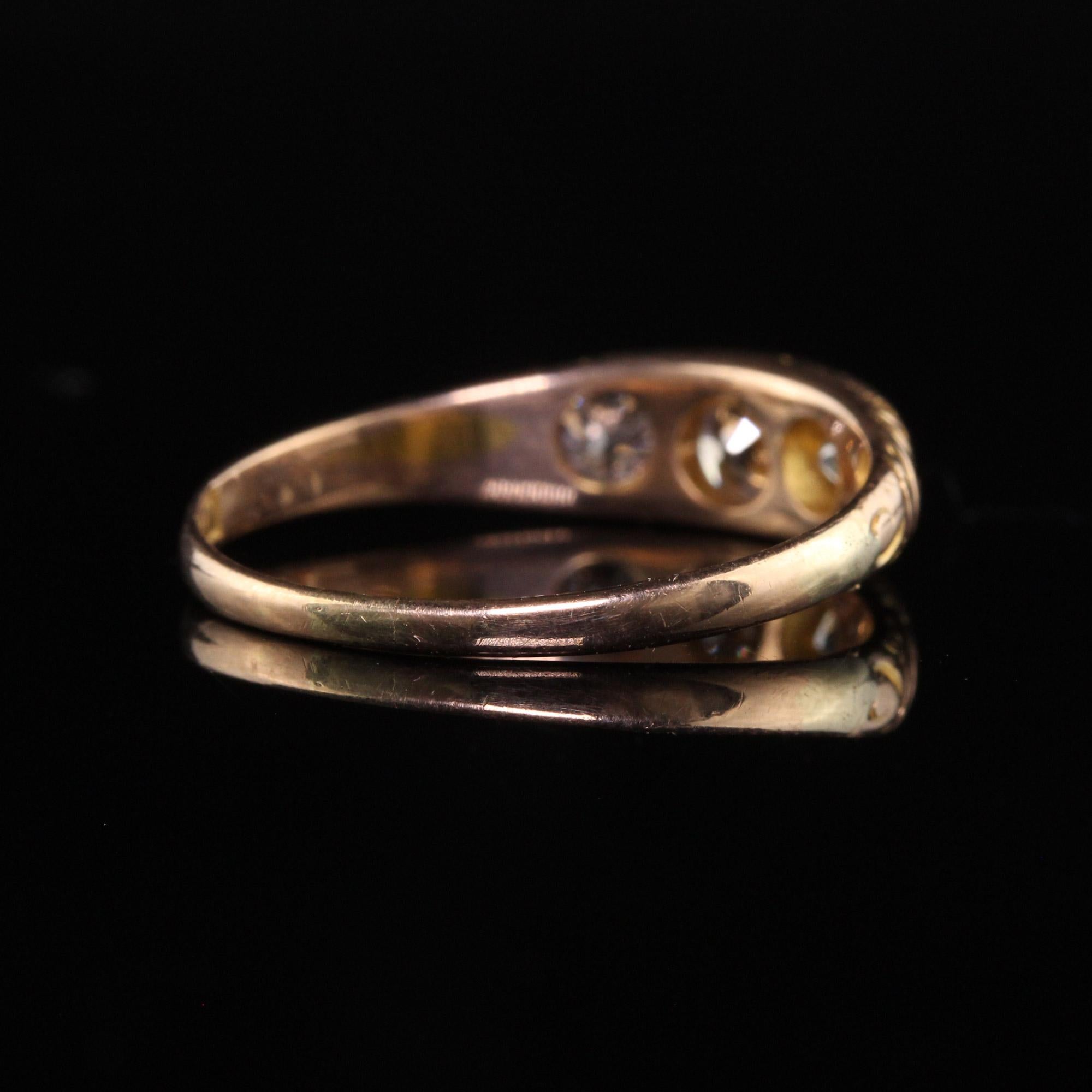 Bague tzigane ancienne en or jaune 14K avec trois pierres et des diamants vieux euros Bon état à Great Neck, NY