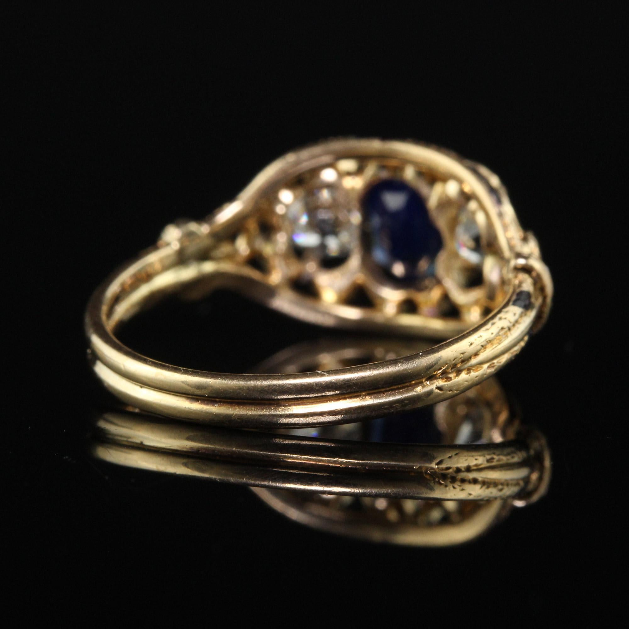 Antique Victorian 14K Yellow Gold Old Euro Sapphire Three Stone Ring - GIA In Good Condition For Sale In Great Neck, NY